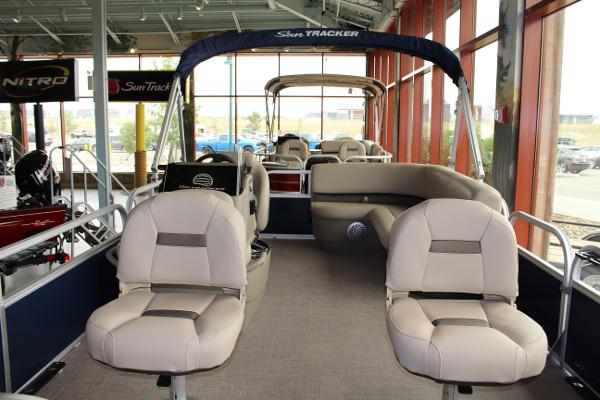 2022 Sun Tracker boat for sale, model of the boat is BASS BUGGY 16 XL SELECT & Image # 3 of 9