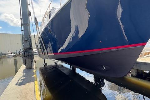 Pacific Mariner-65 Motoryacht 2000 -FL-US-2000 Pacific Mariner 65 Motoryacht being lifted from water at a marina.-9626000 | Thumbnail