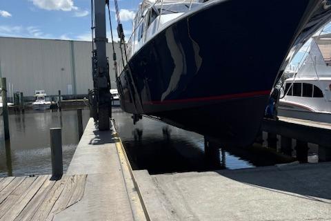 Pacific Mariner-65 Motoryacht 2000 -FL-US-2000 Pacific Mariner 65 Motoryacht being lifted at a marina dock.-9626000 | Thumbnail