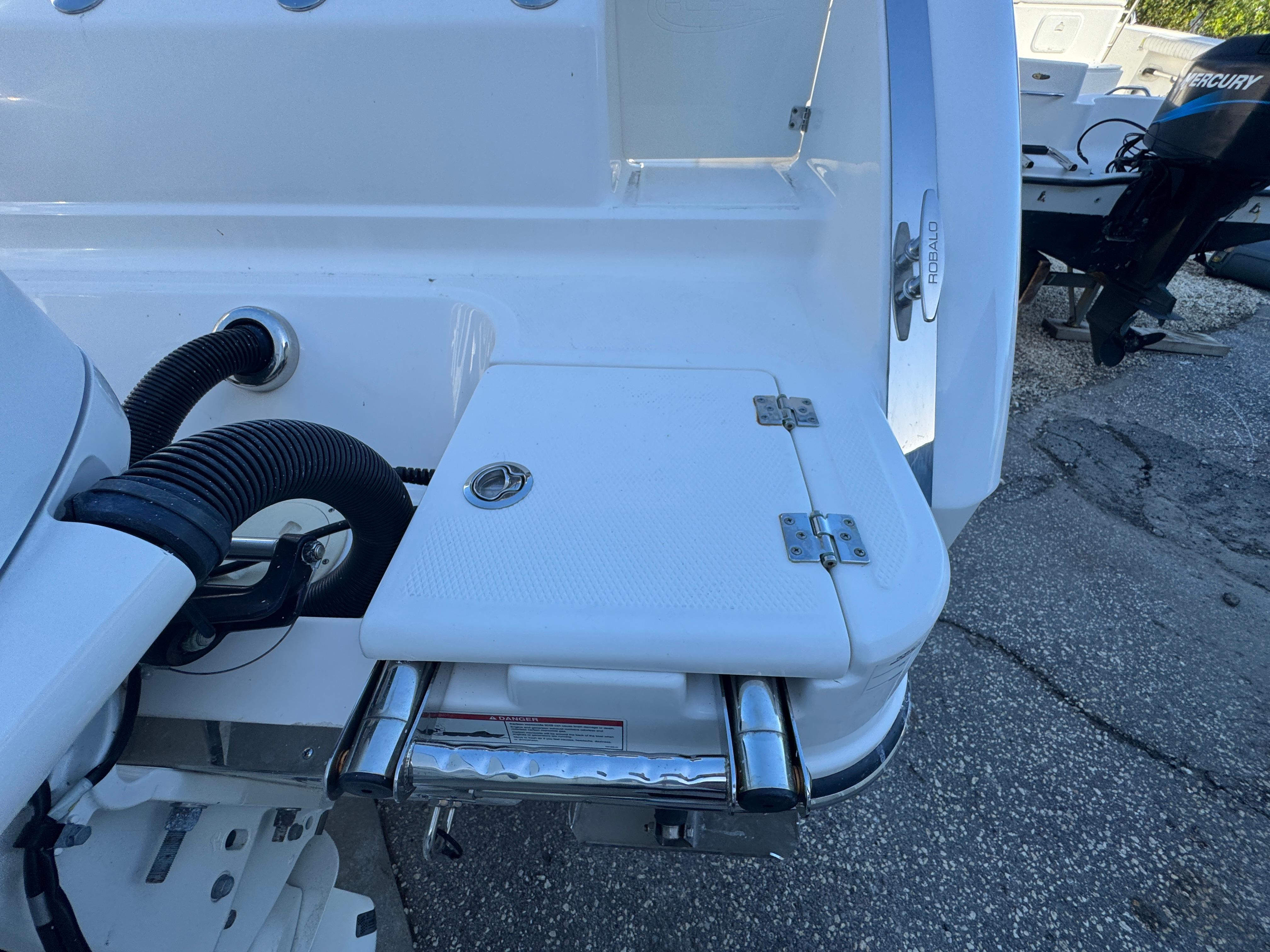 2023-robalo-r270-center-console-power-9636001-971810126-0-131220241358-12