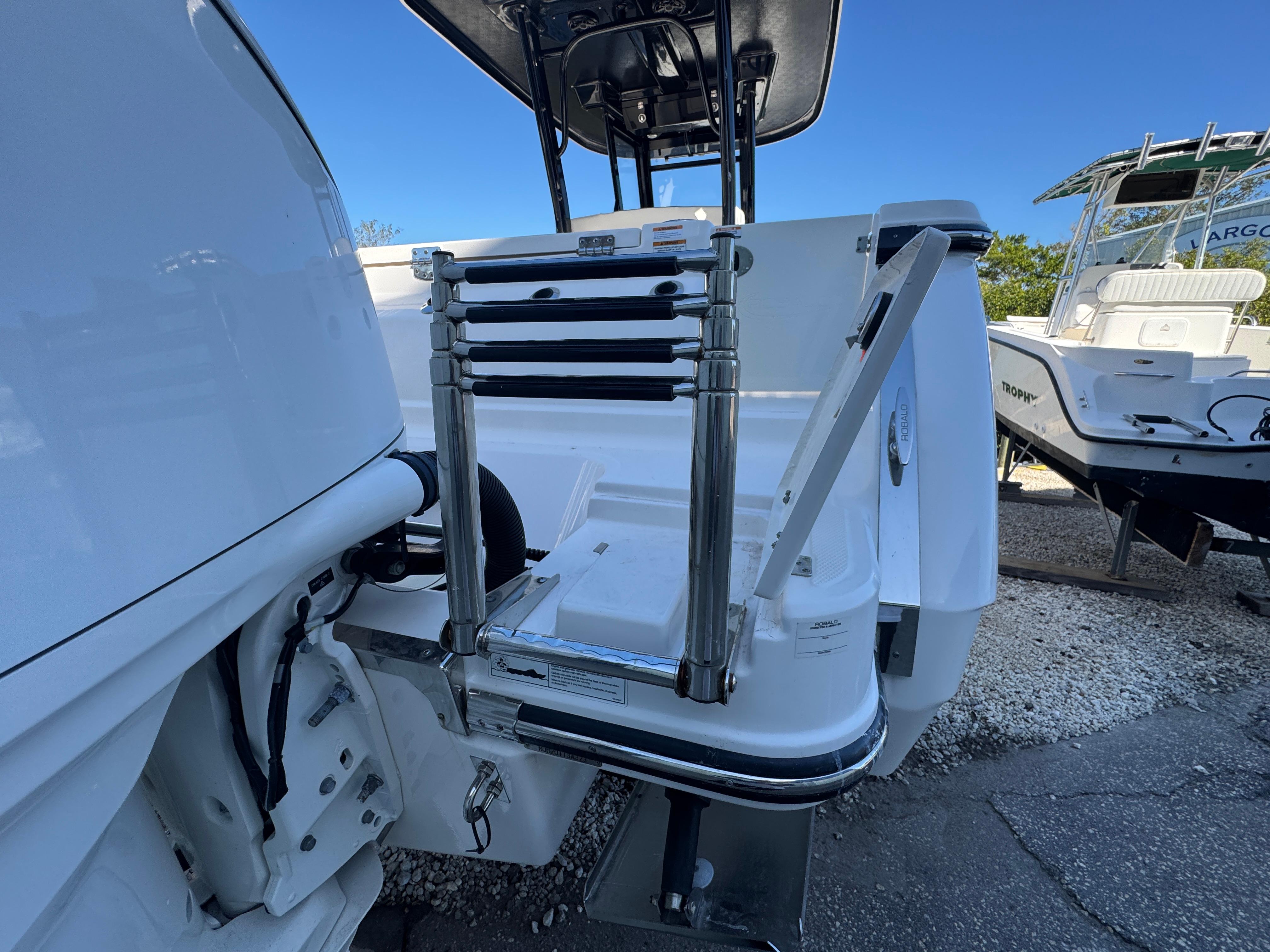 2023-robalo-r270-center-console-power-9636001-971810128-0-131220241358-14