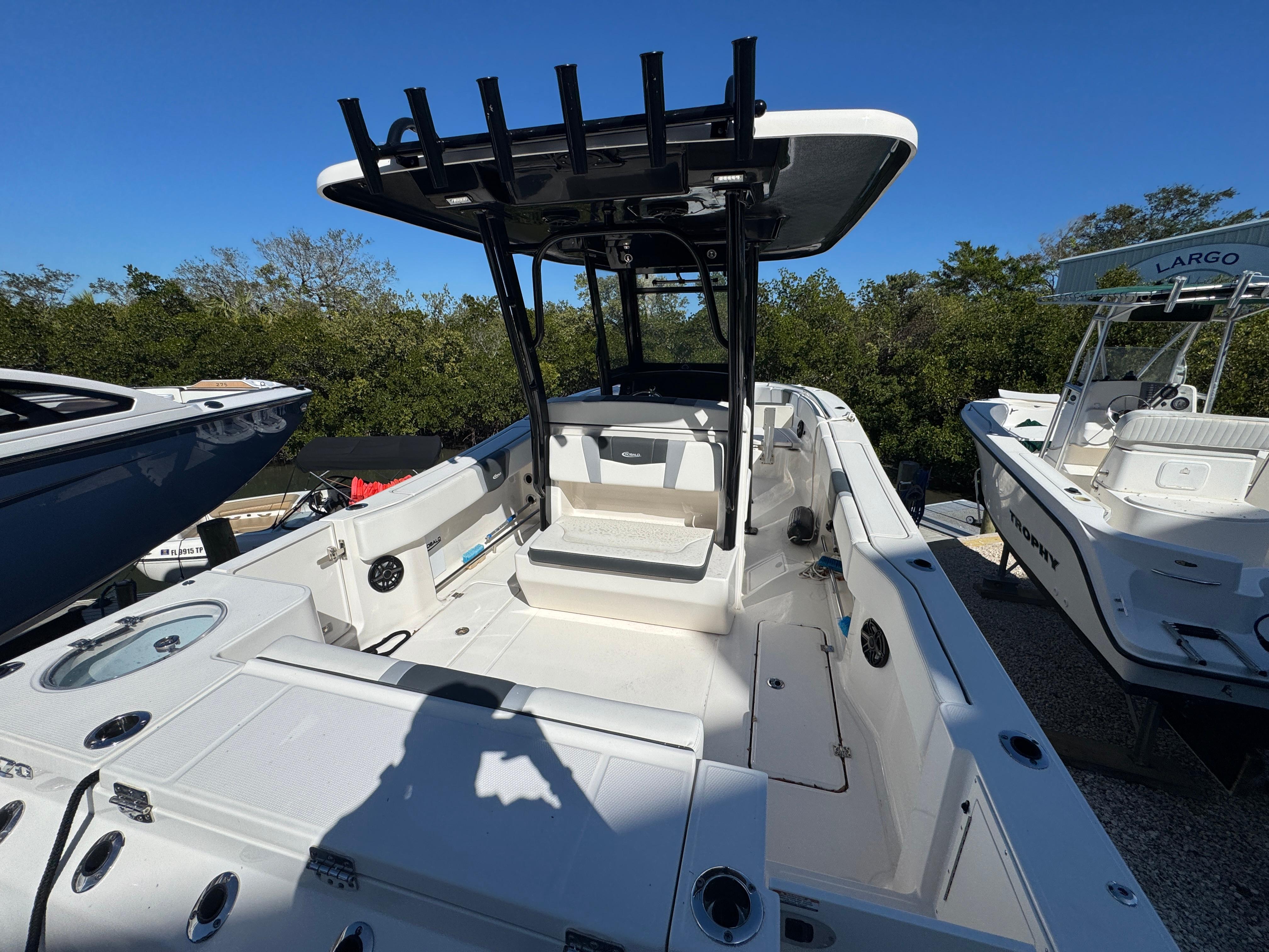 2023-robalo-r270-center-console-power-9636001-971810129-0-131220241358-15