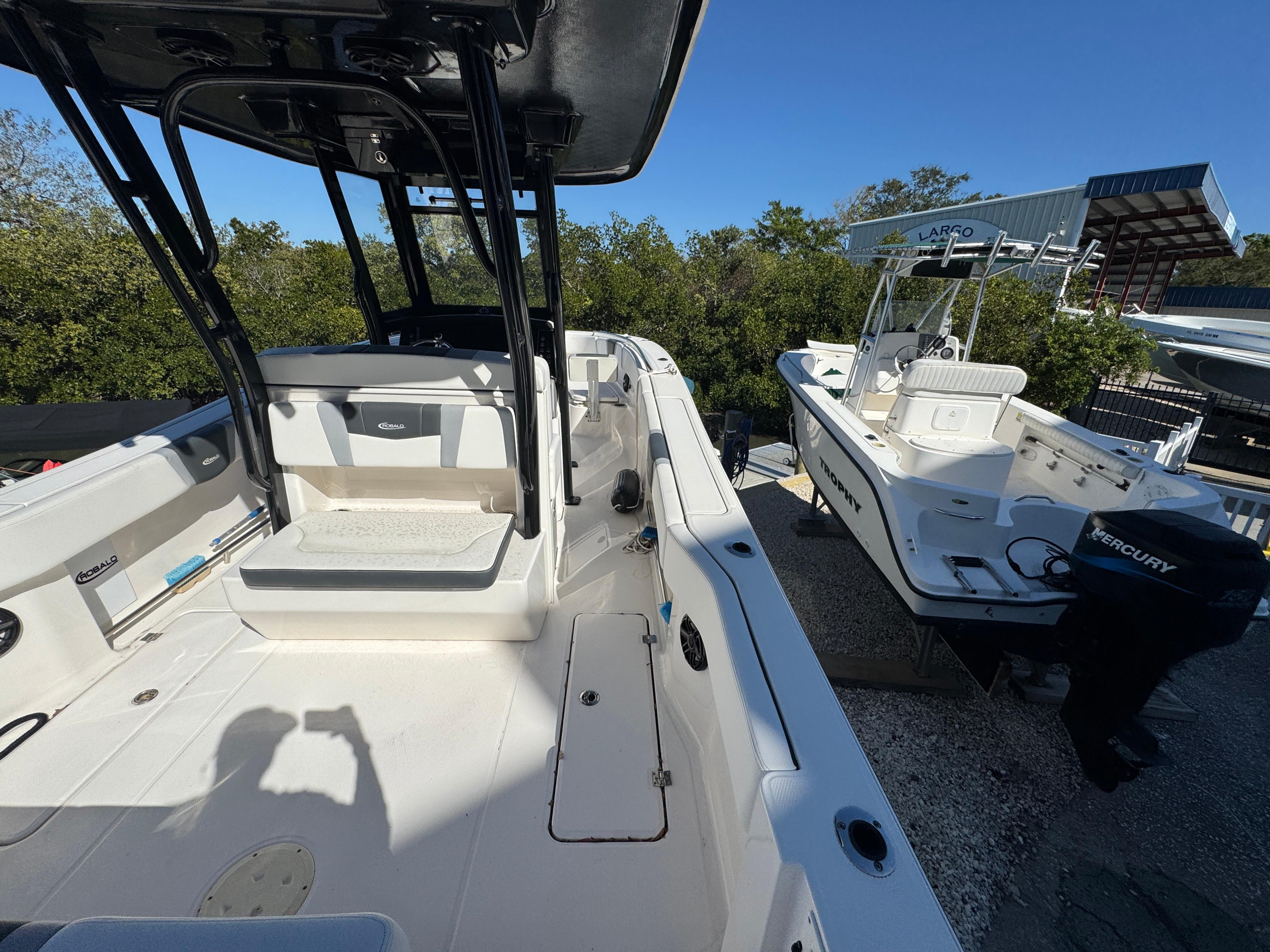 2023-robalo-r270-center-console-power-9636001-971810130-0-131220241358-16