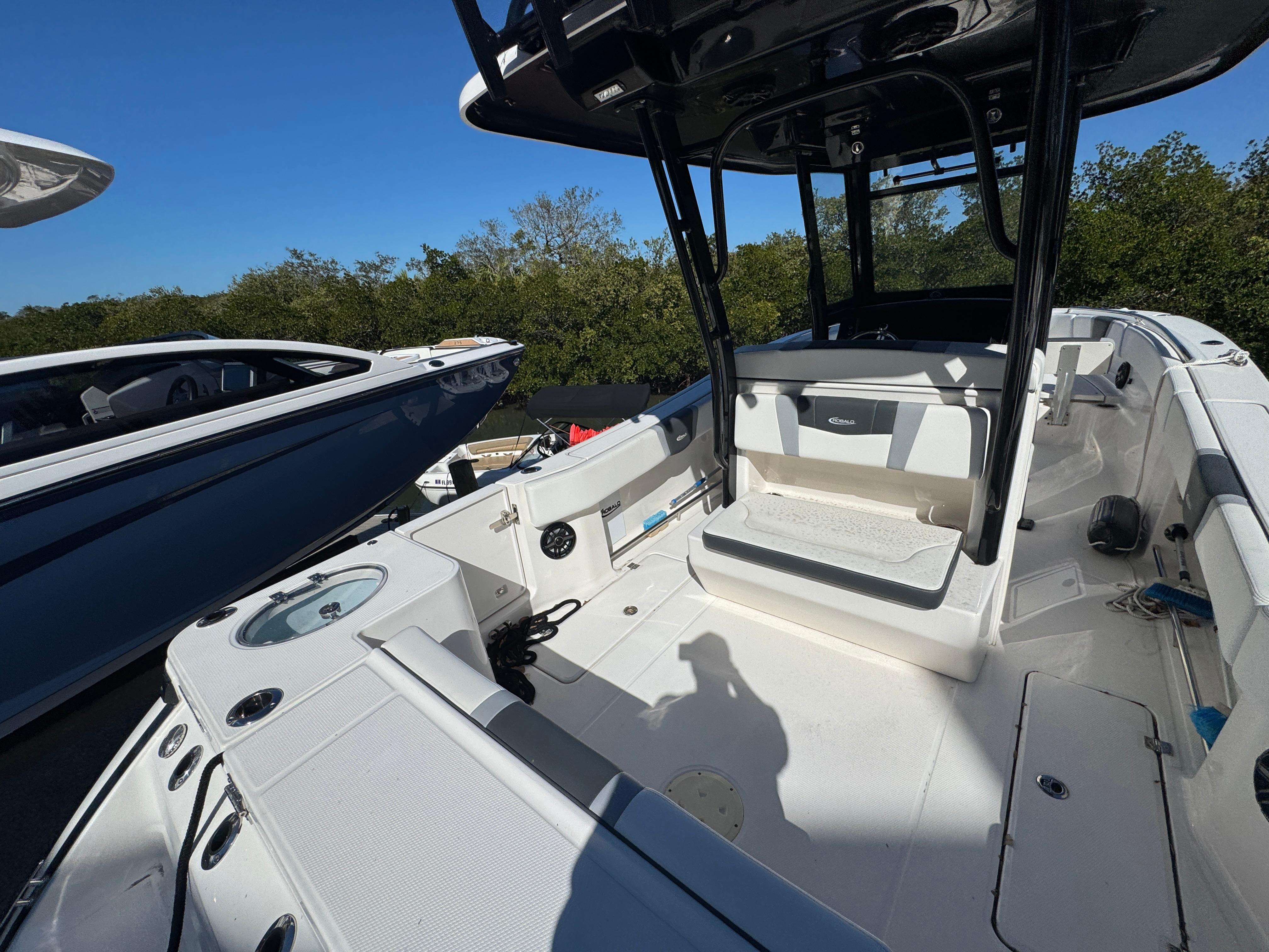 2023-robalo-r270-center-console-power-9636001-971810131-0-131220241358-17