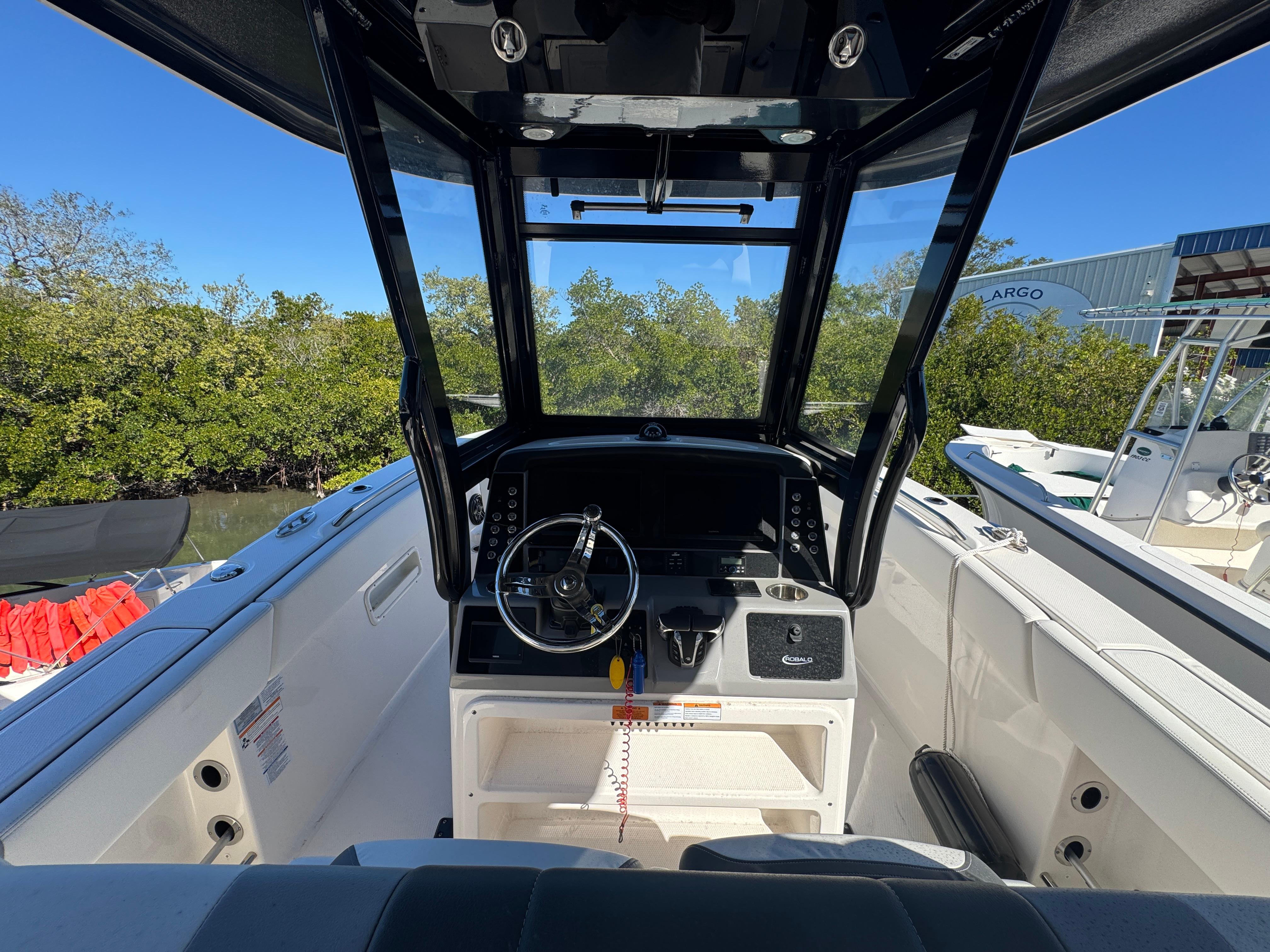 2023-robalo-r270-center-console-power-9636001-971810132-0-131220241358-18