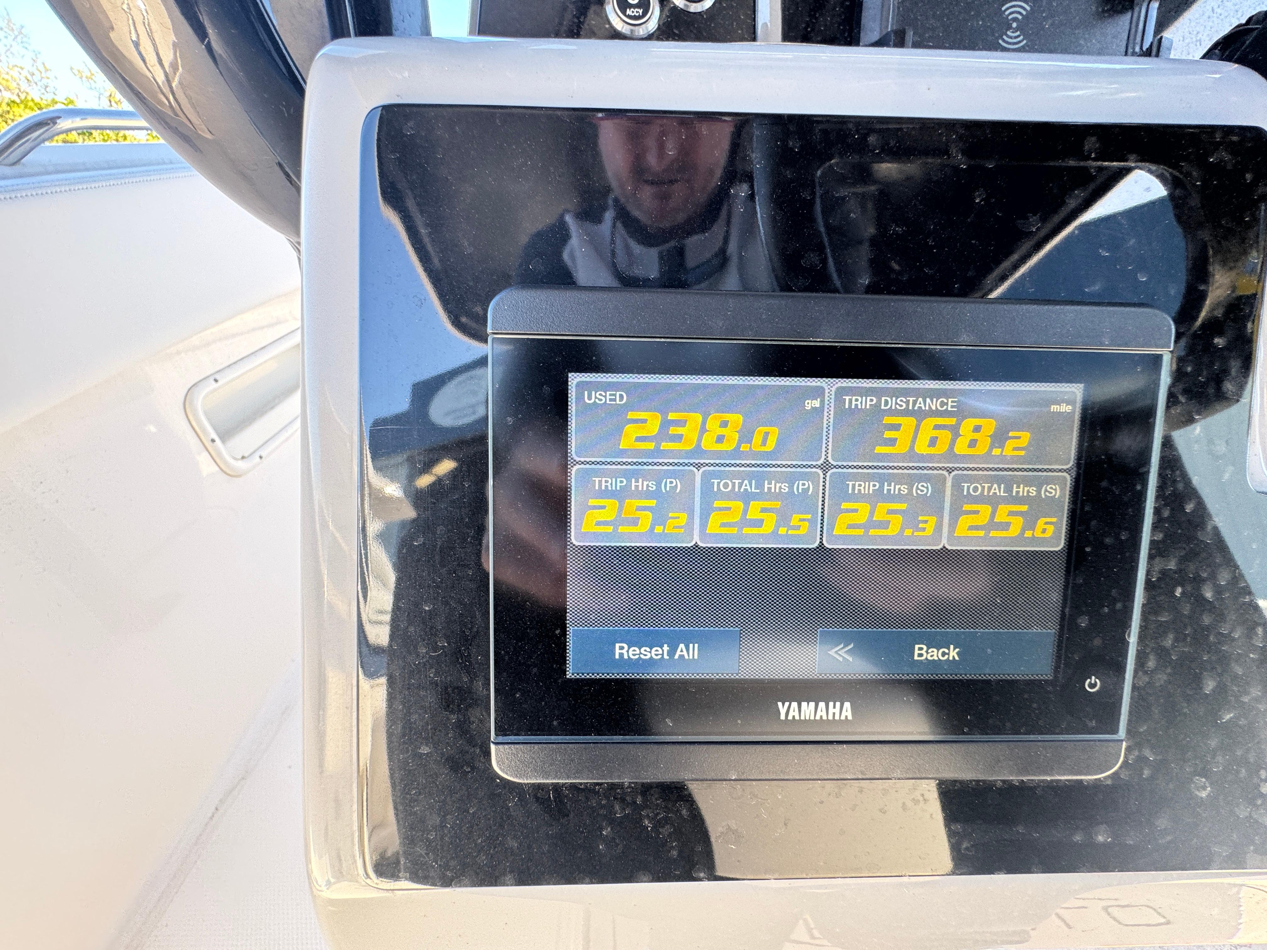 2023-robalo-r270-center-console-power-9636001-971810139-0-131220241359-25