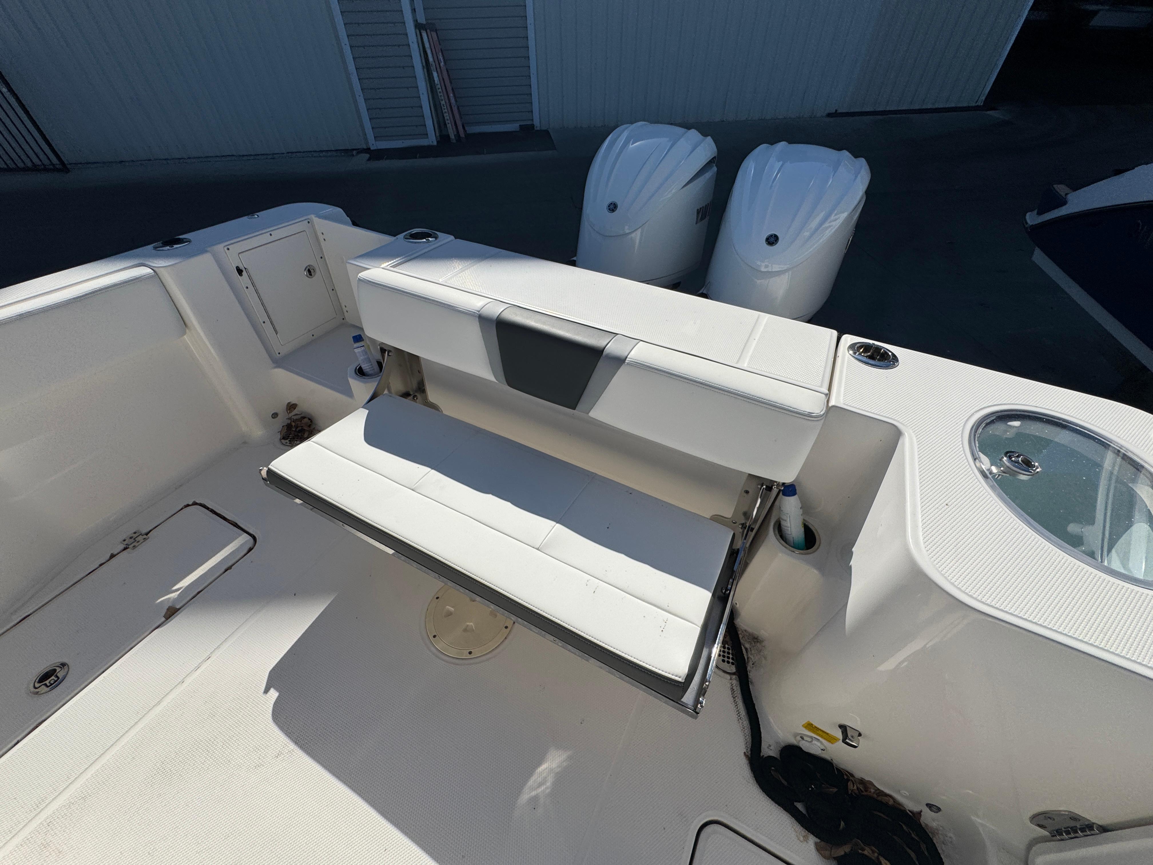 2023-robalo-r270-center-console-power-9636001-971810145-0-131220241359-31