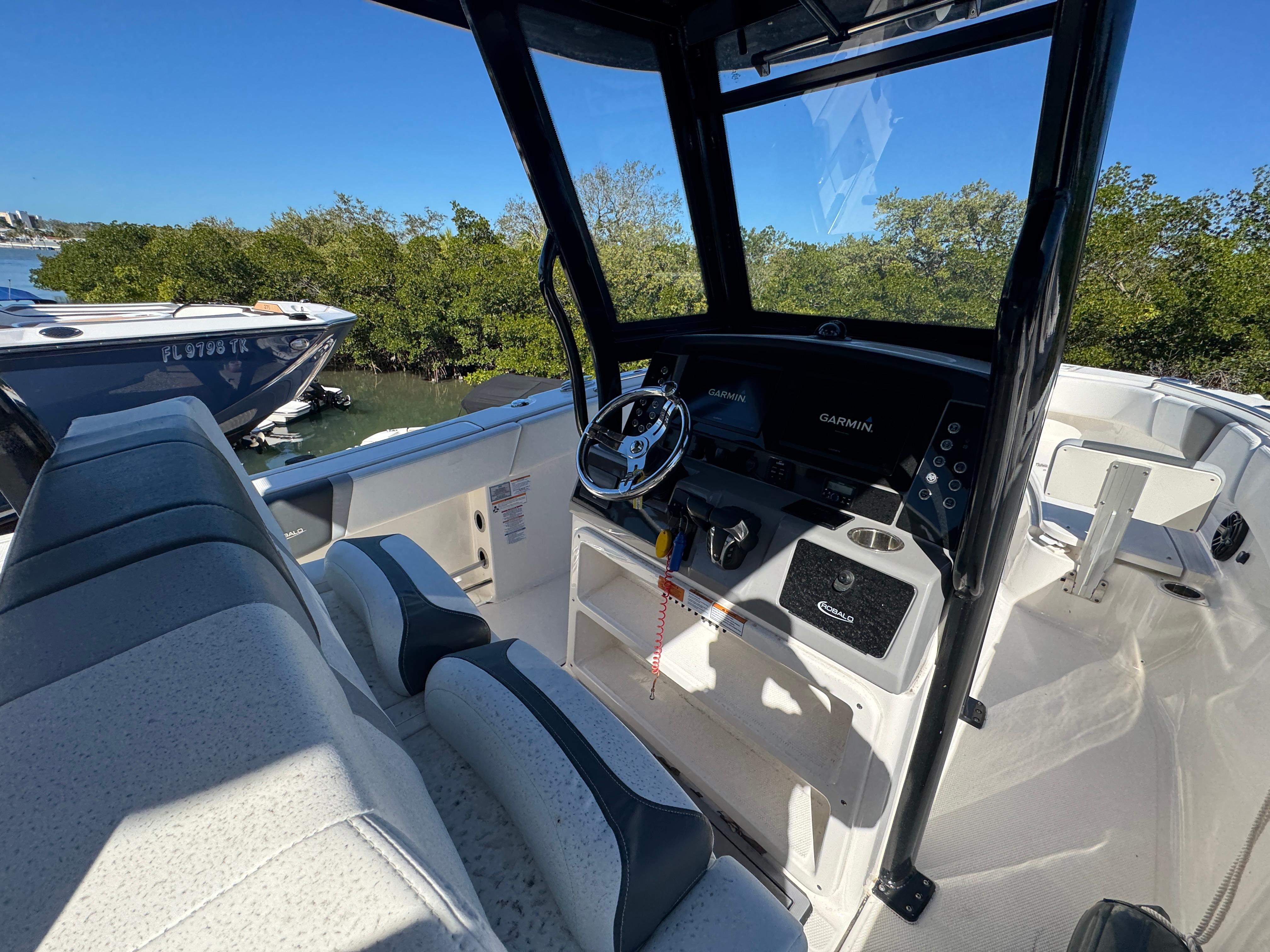 2023-robalo-r270-center-console-power-9636001-971810148-0-131220241359-34