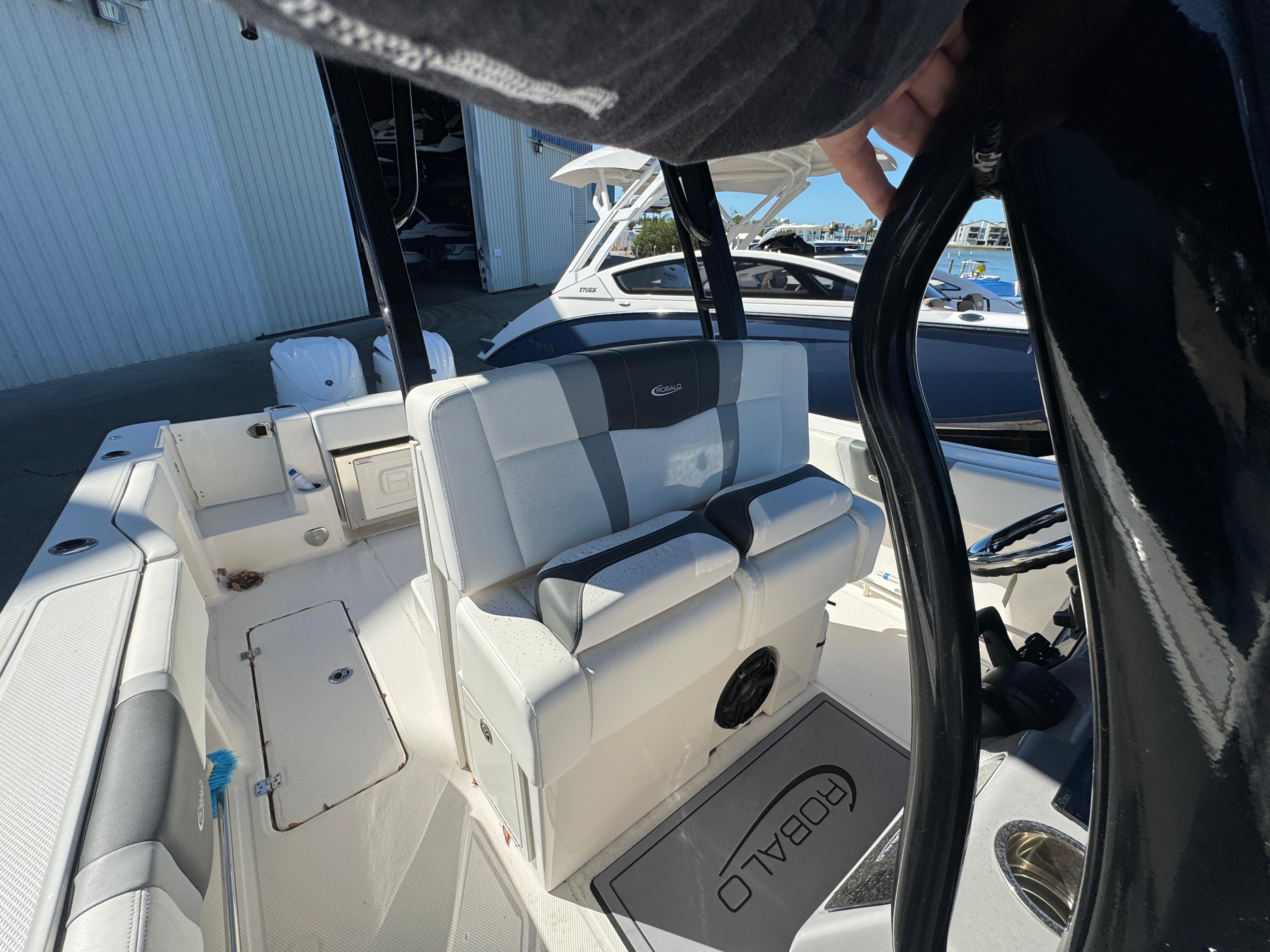 2023-robalo-r270-center-console-power-9636001-971810149-0-131220241400-35