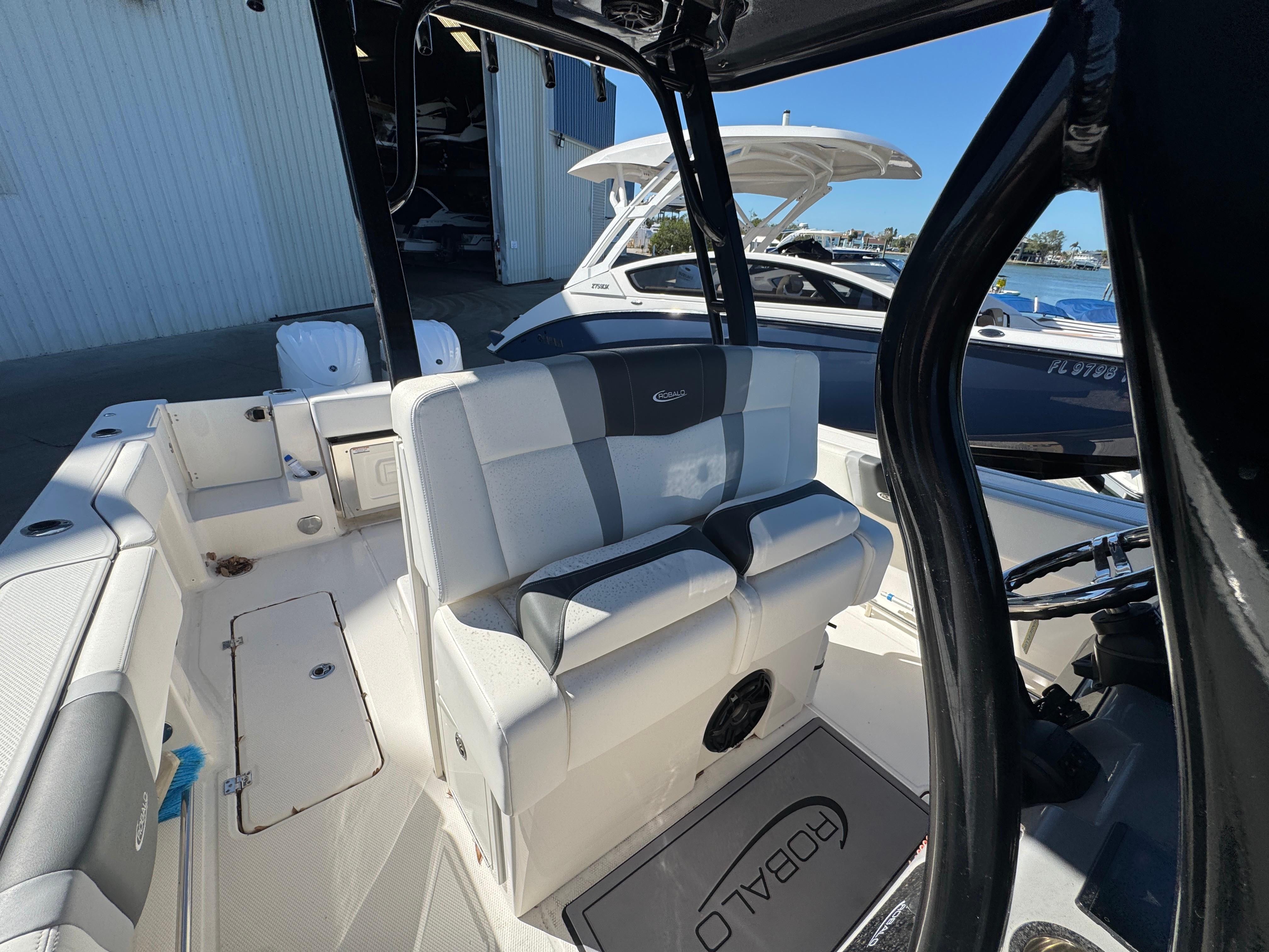 2023-robalo-r270-center-console-power-9636001-971810150-0-131220241400-36