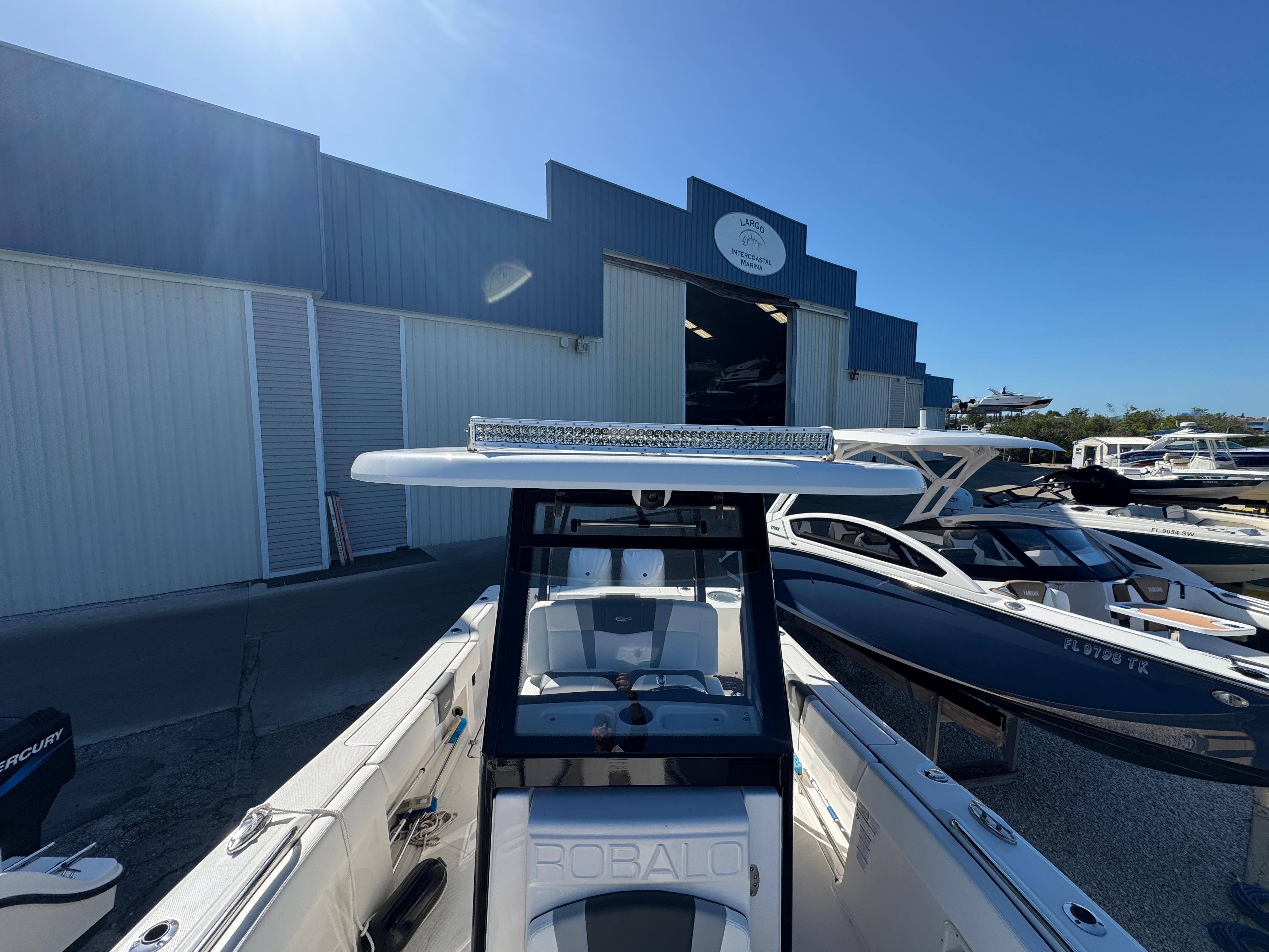2023-robalo-r270-center-console-power-9636001-971810155-0-131220241400-41