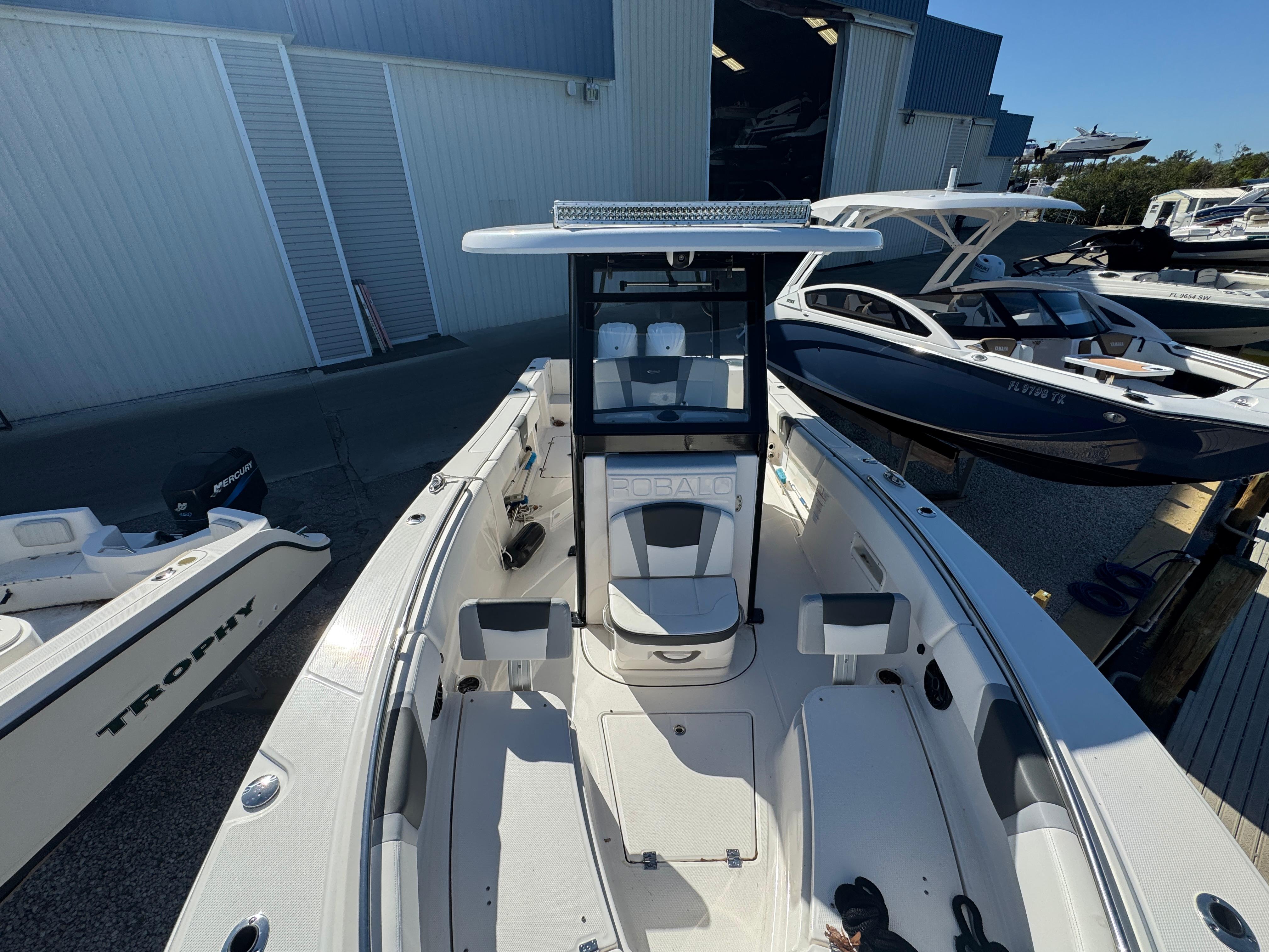 2023-robalo-r270-center-console-power-9636001-971810156-0-131220241400-42