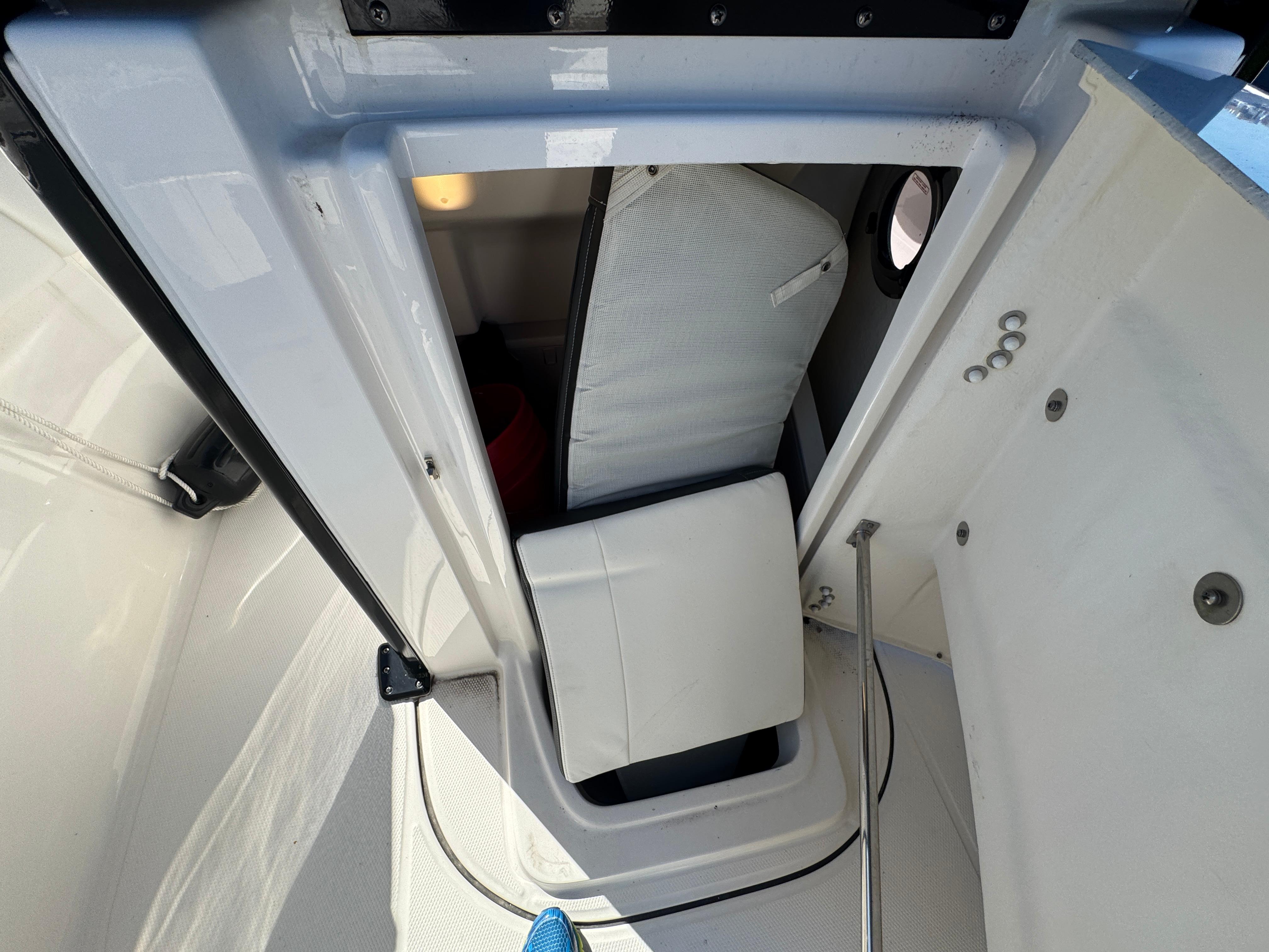 2023-robalo-r270-center-console-power-9636001-971810157-0-131220241400-43