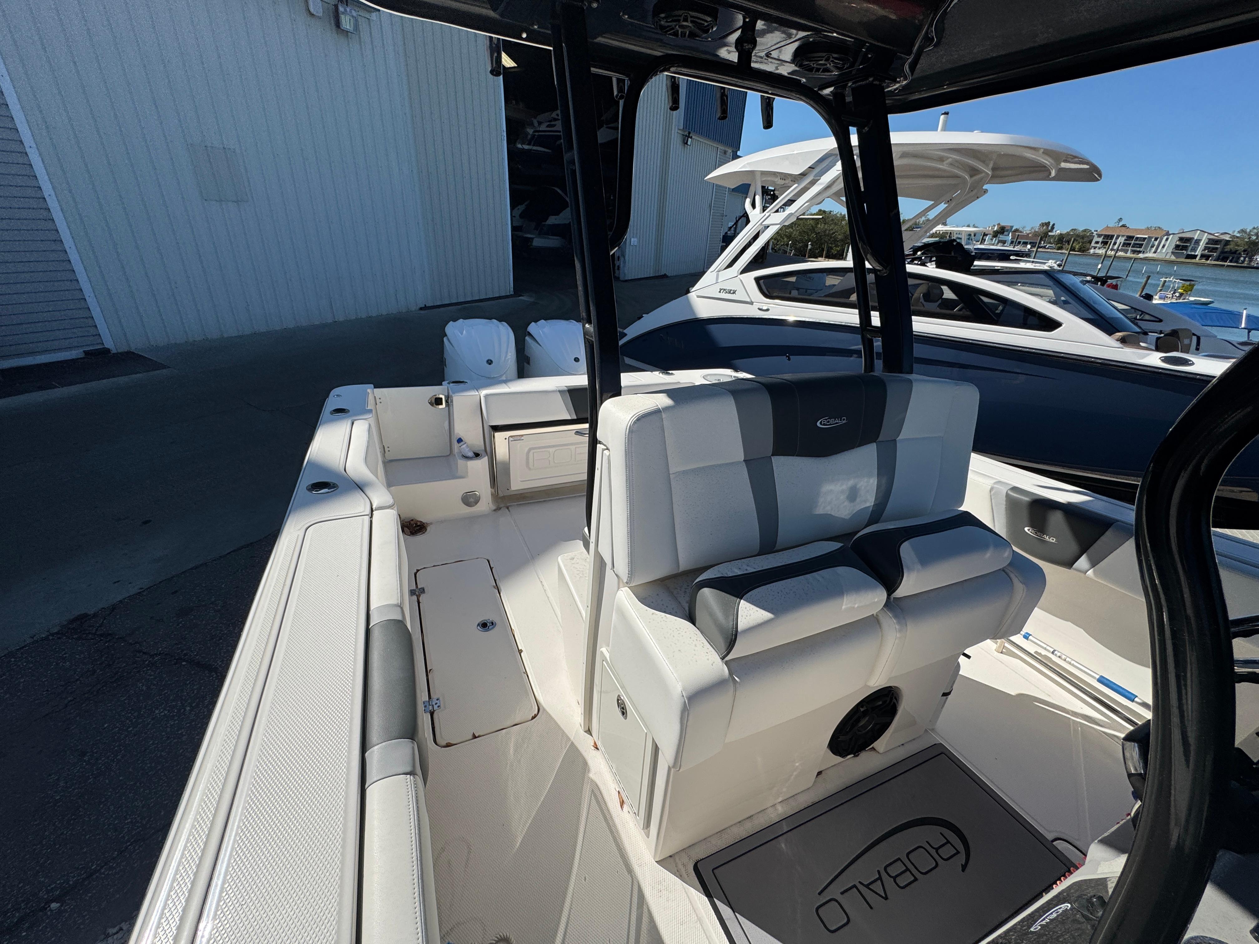 2023-robalo-r270-center-console-power-9636001-971810159-0-131220241400-45