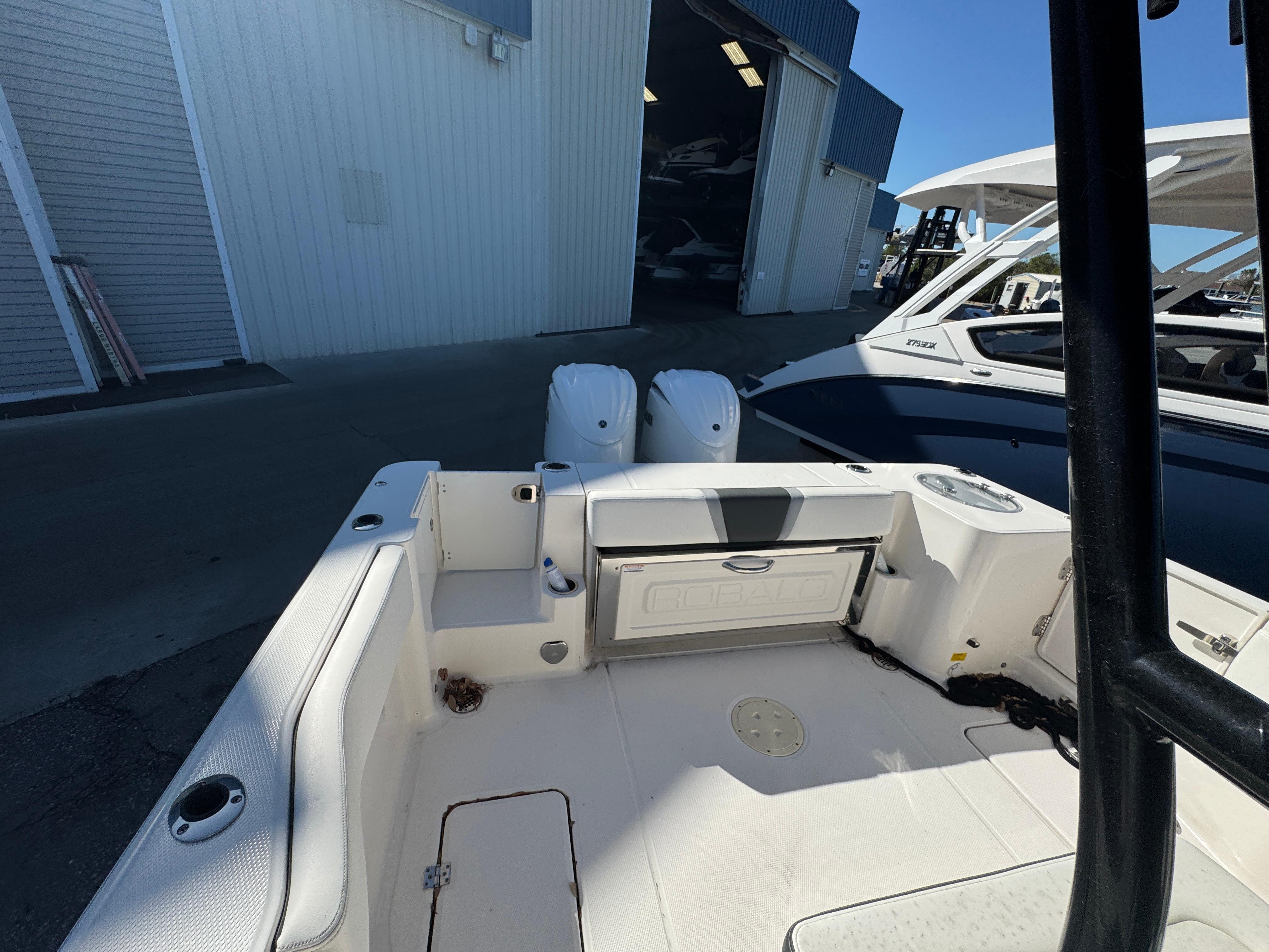 2023-robalo-r270-center-console-power-9636001-971810160-0-131220241400-46