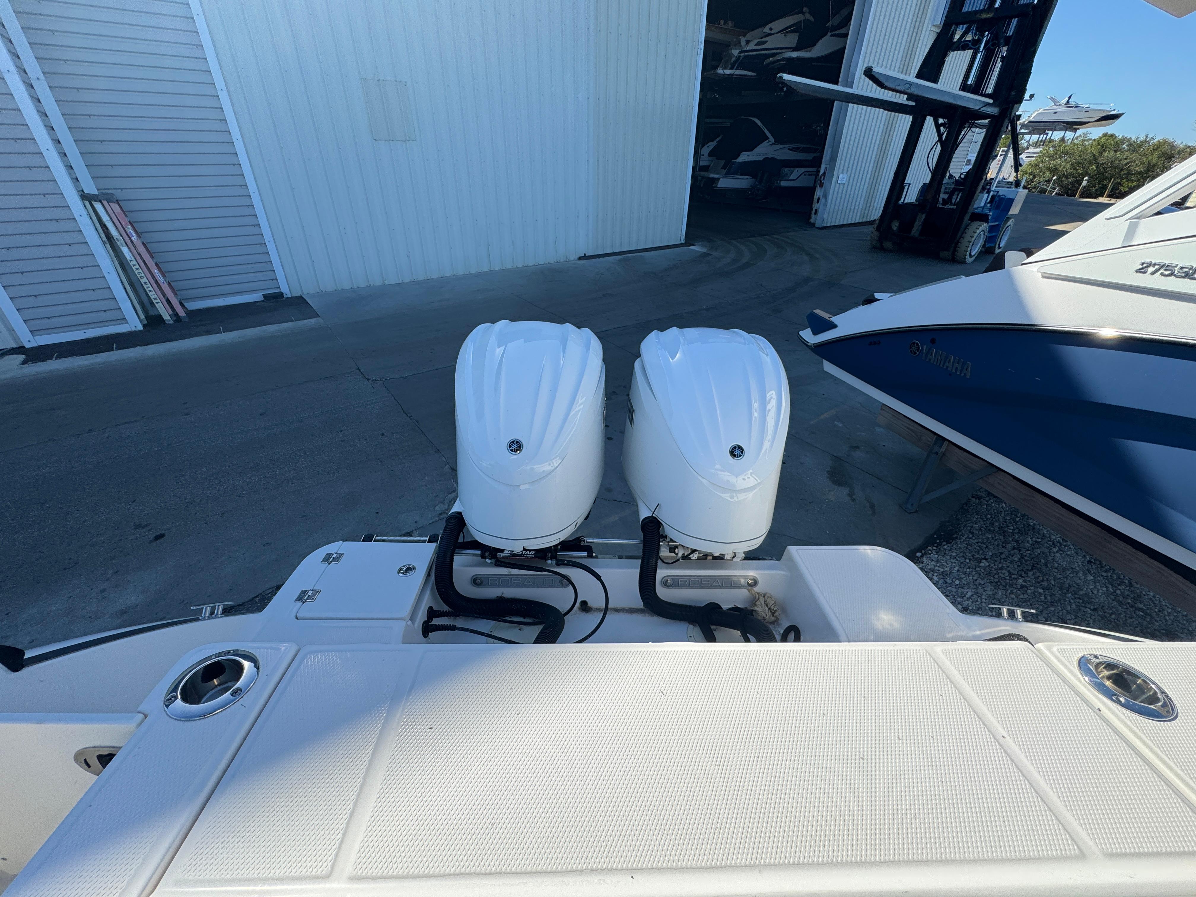 2023-robalo-r270-center-console-power-9636001-971810161-0-131220241400-47