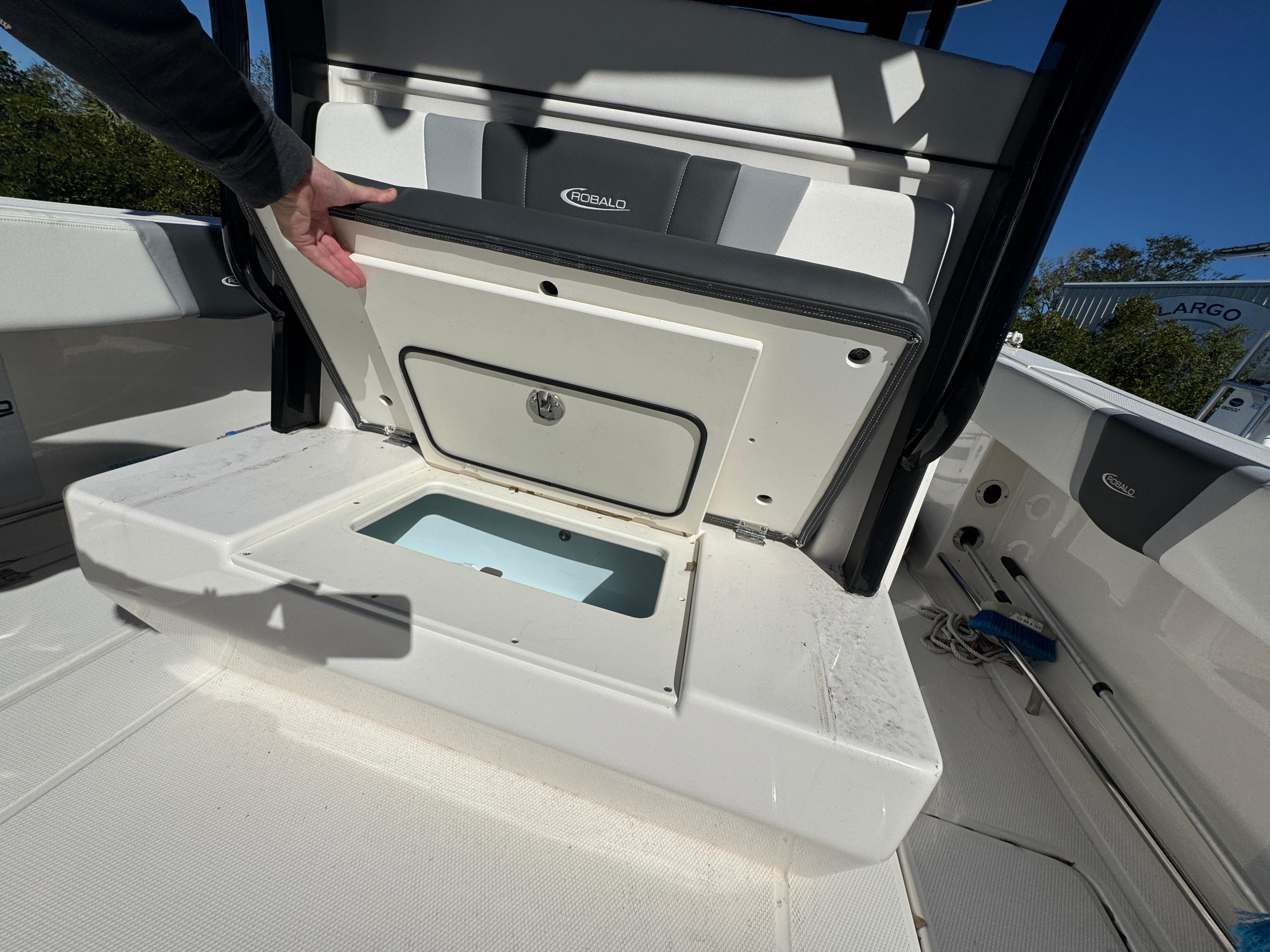 2023-robalo-r270-center-console-power-9636001-971810162-0-131220241400-48