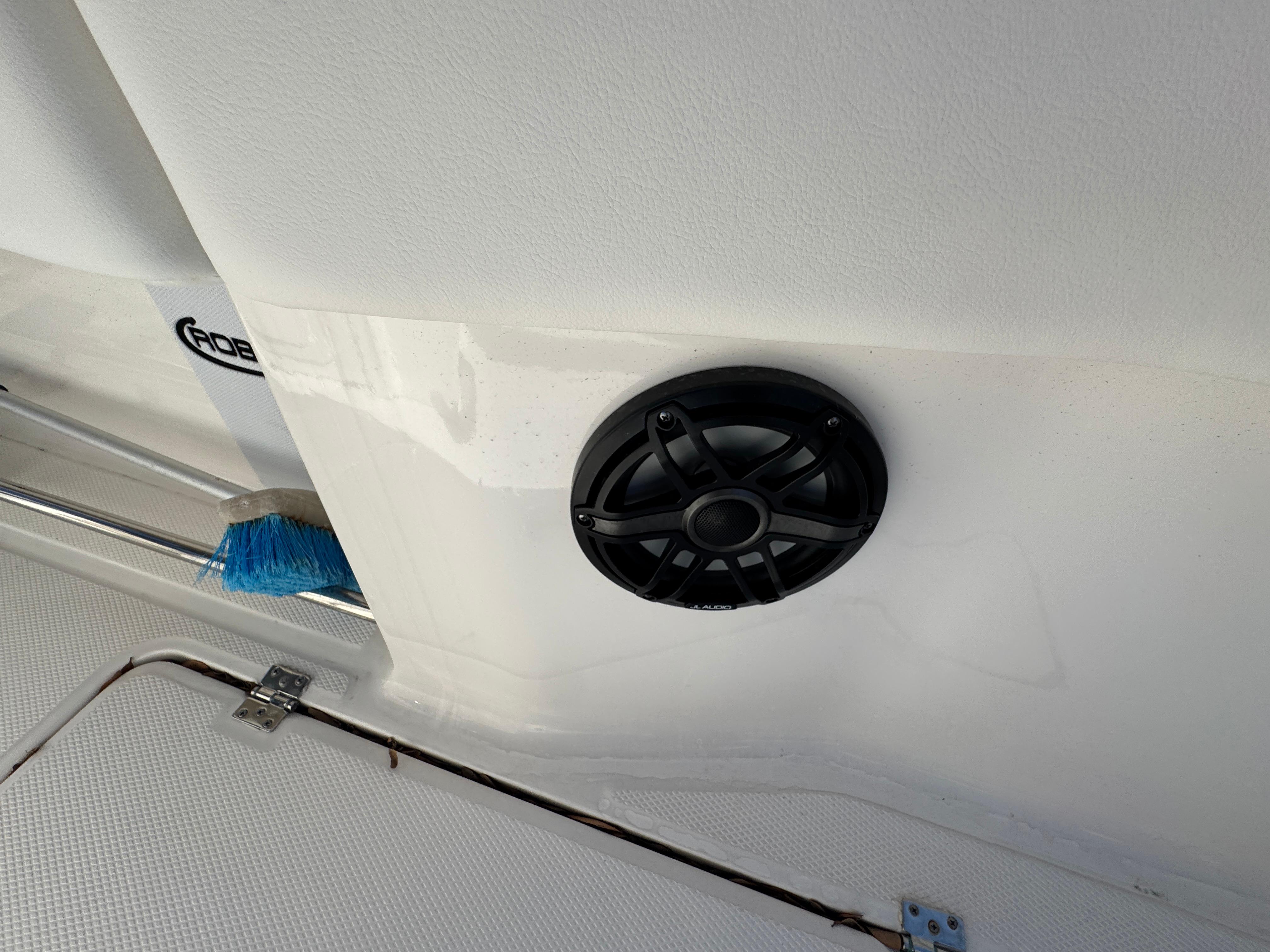 2023-robalo-r270-center-console-power-9636001-971810163-0-131220241401-49