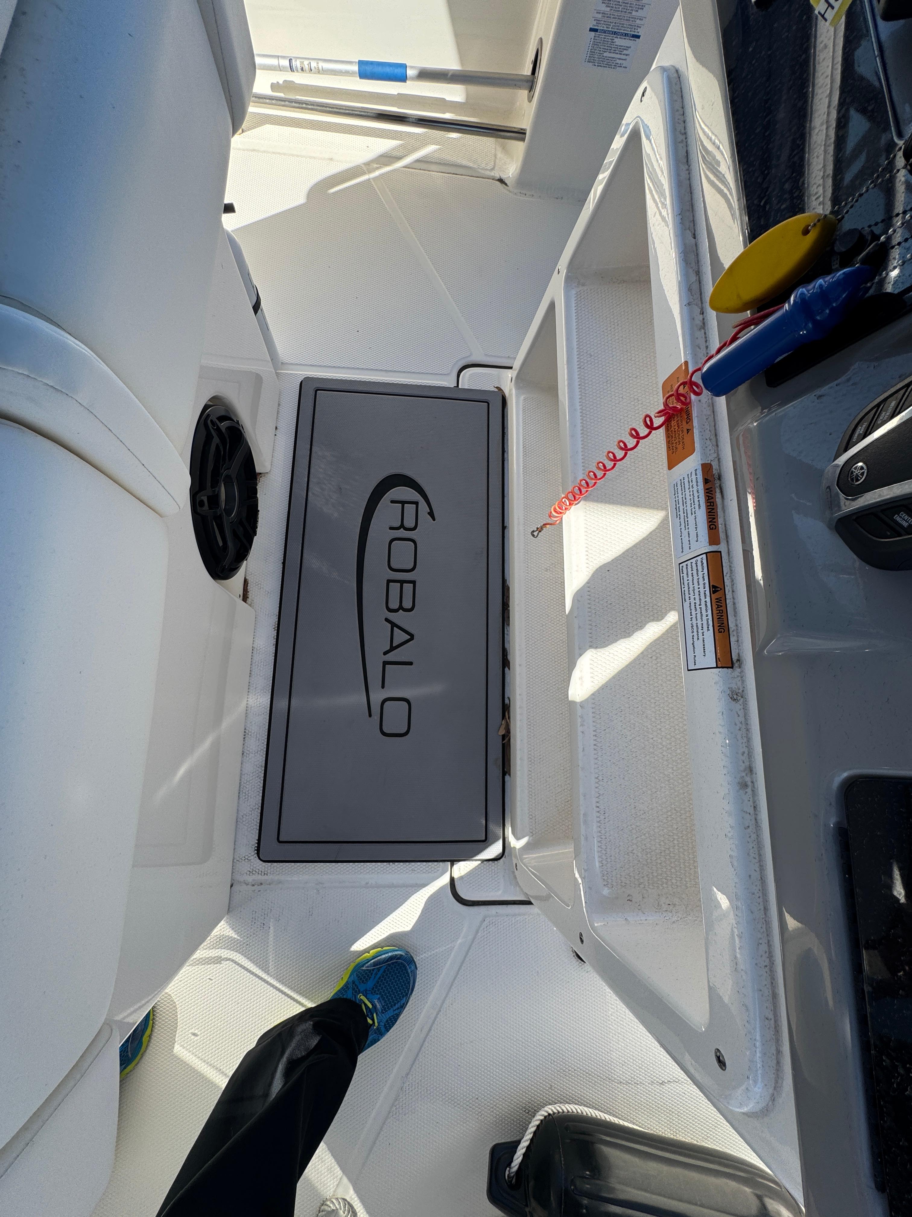 2023-robalo-r270-center-console-power-9636001-971810164-0-131220241401-50