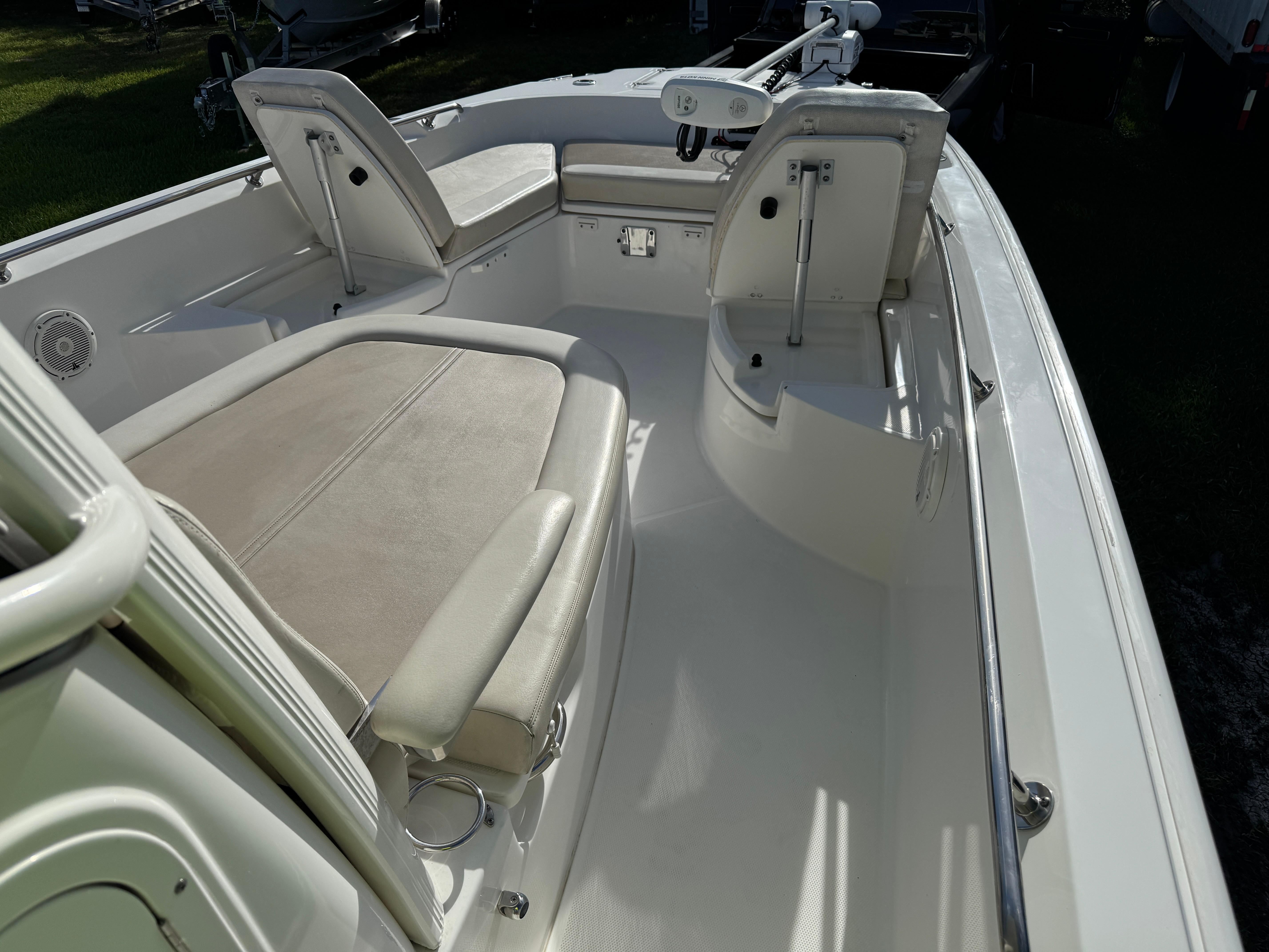 2020-boston-whaler-270-dauntless-power-9836013-20250611182340486-1_XLARGE