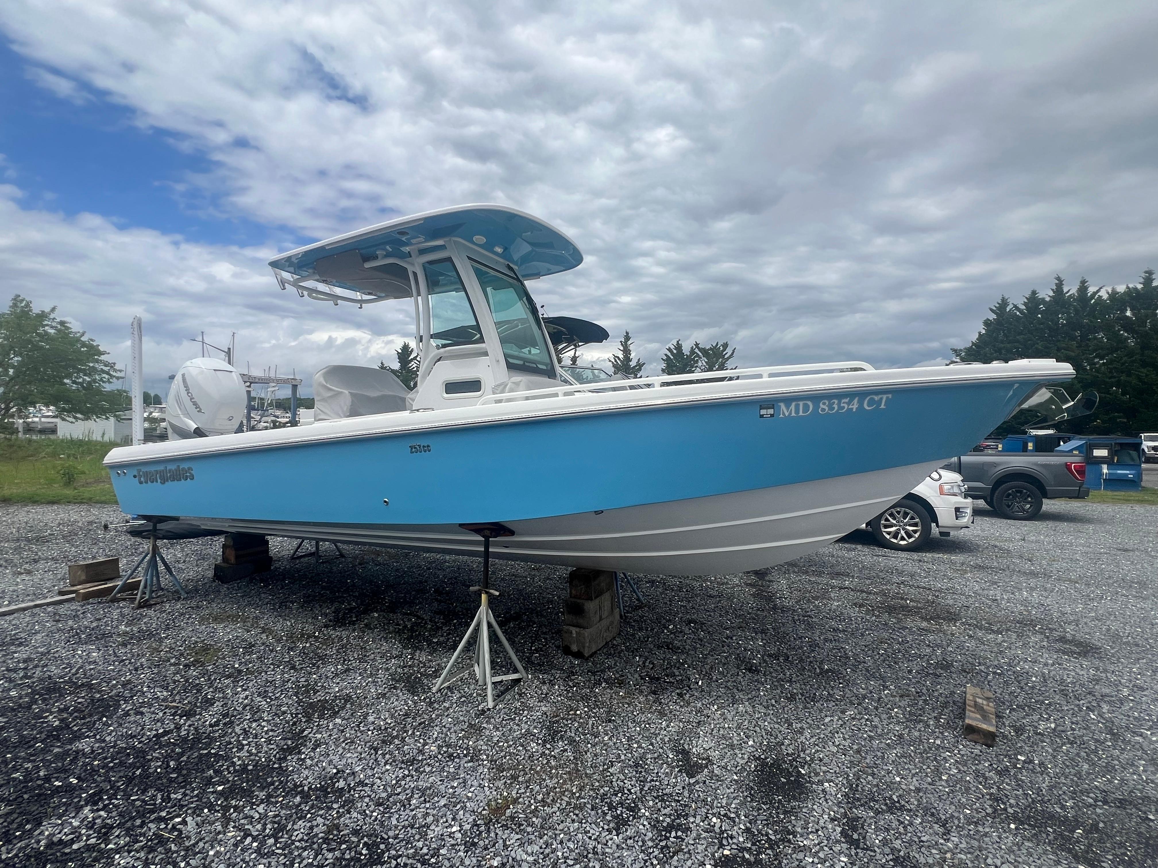 2023 Everglades 253 CC