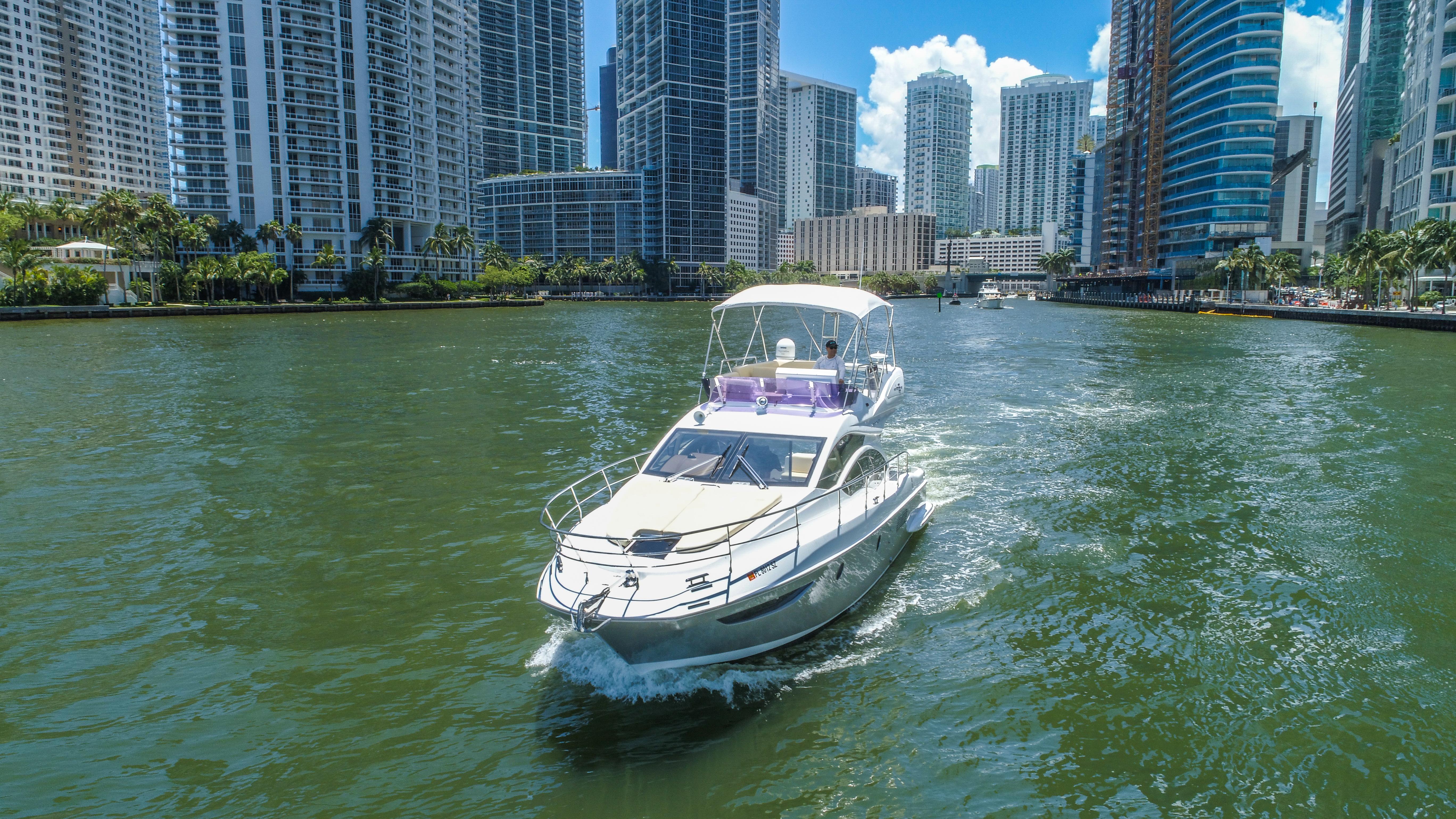 Azimut 42 - Exterior Profile