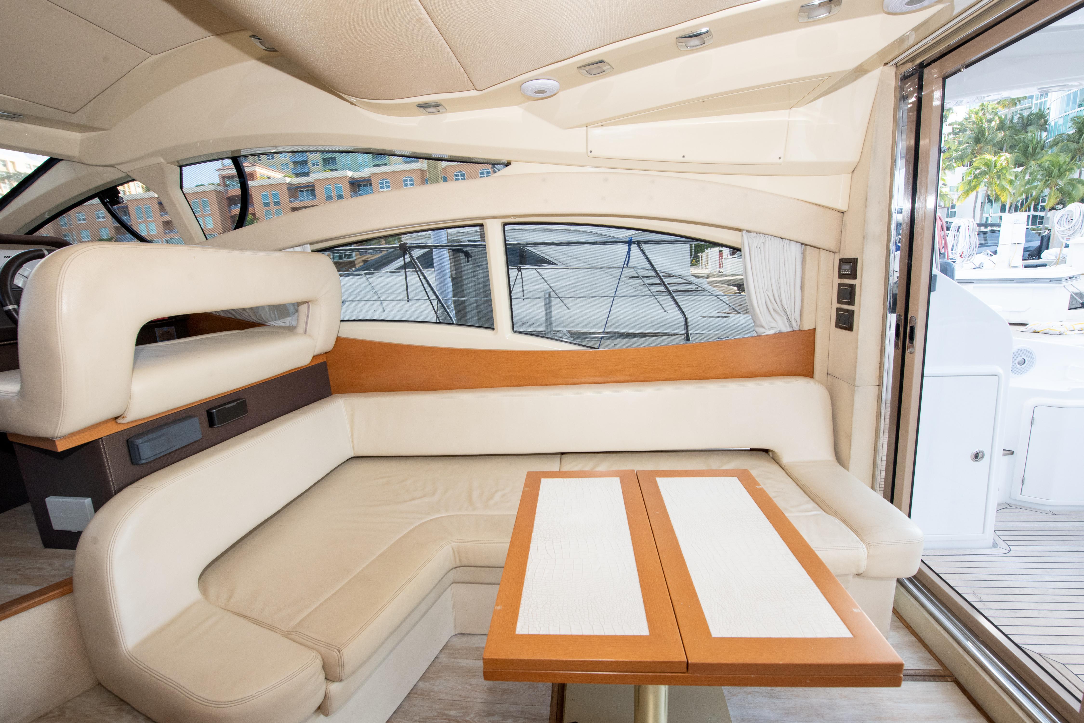 Azimut 42 - Dinette