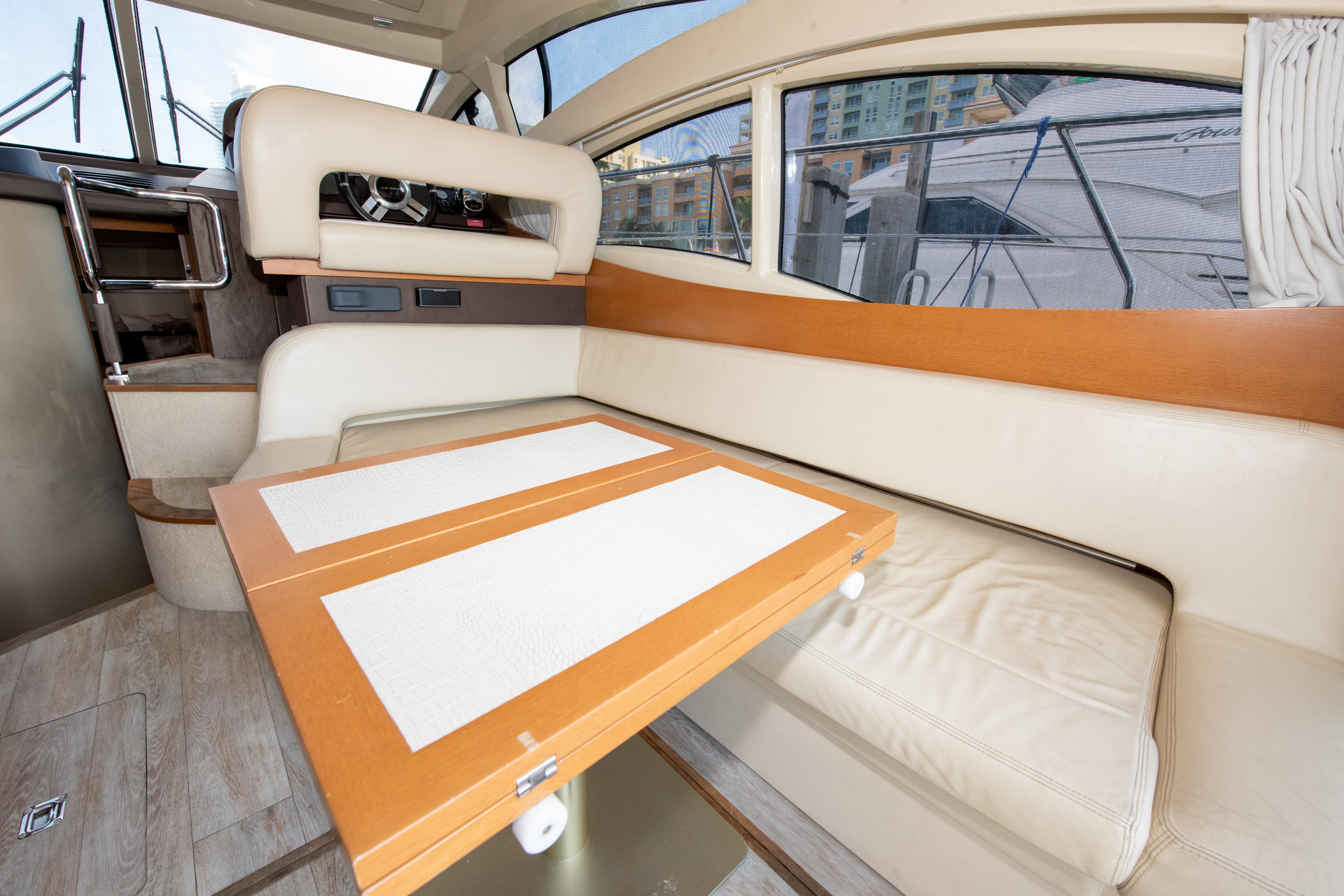 Azimut 42 - Dinette