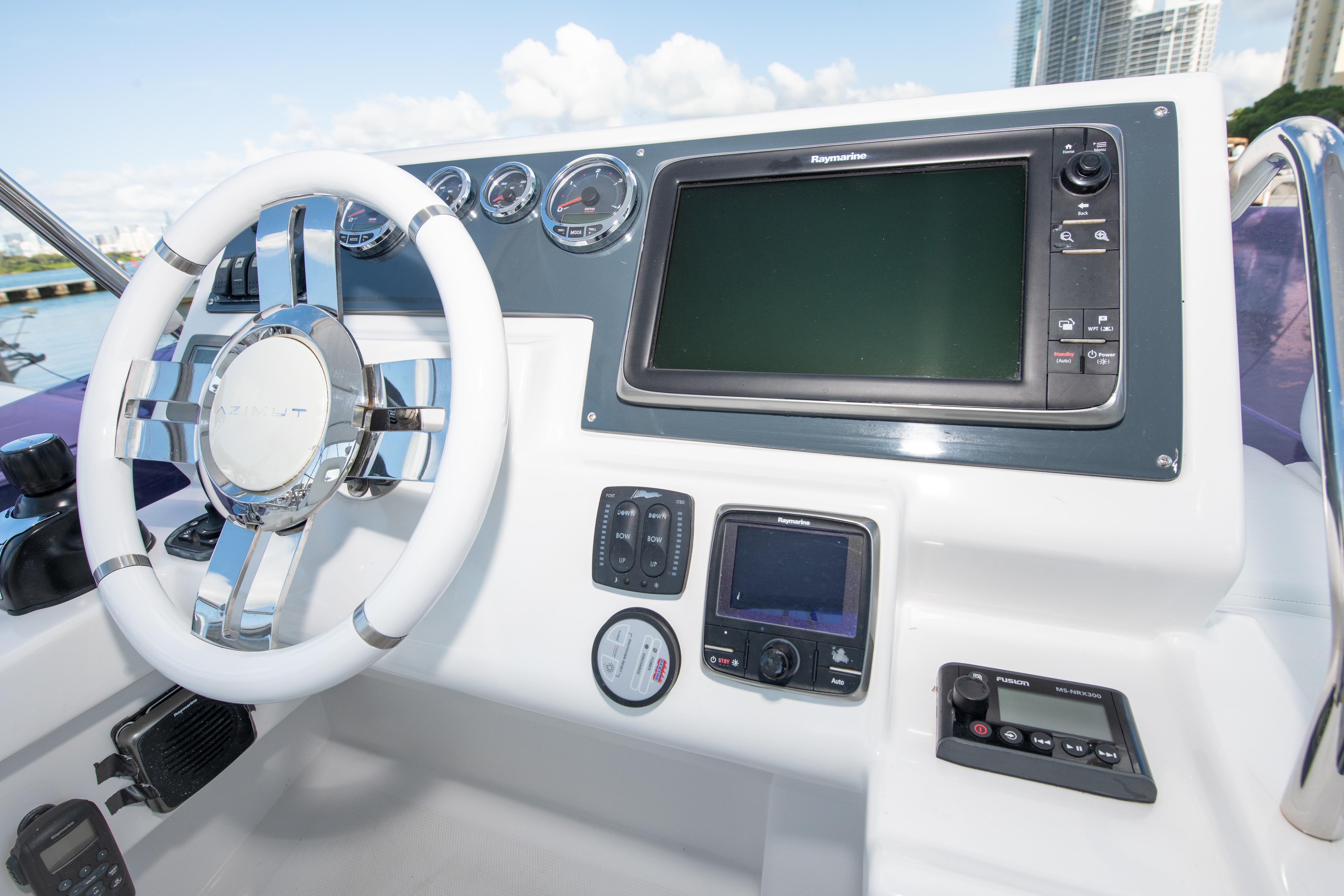 Azimut 42 - Flybridge Helm