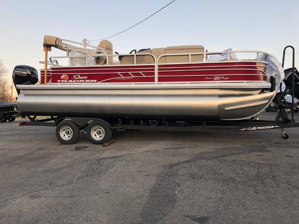 2022 Sun Tracker boat for sale, model of the boat is FISHIN' BARGE® 20 DLX & Image # 1 of 4