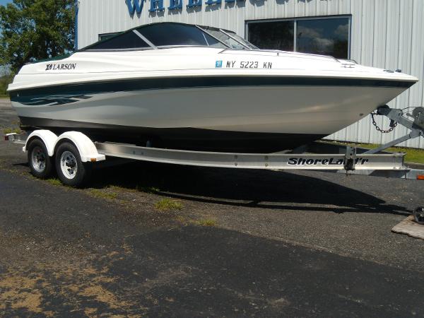 2000 Larson boat for sale, model of the boat is 220 & Image # 2 of 16