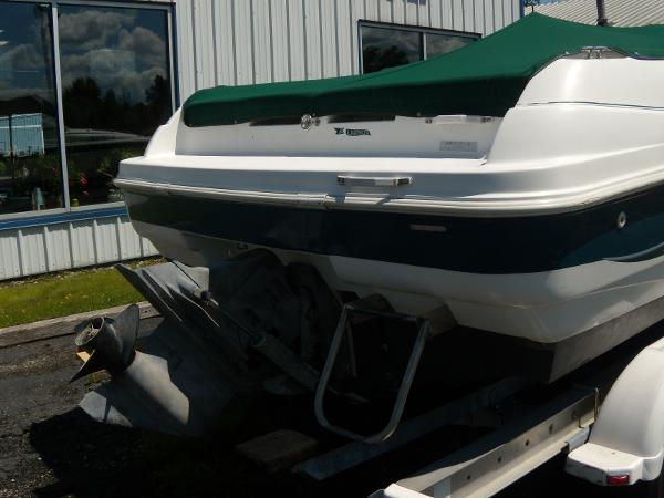 2000 Larson boat for sale, model of the boat is 220 & Image # 3 of 16