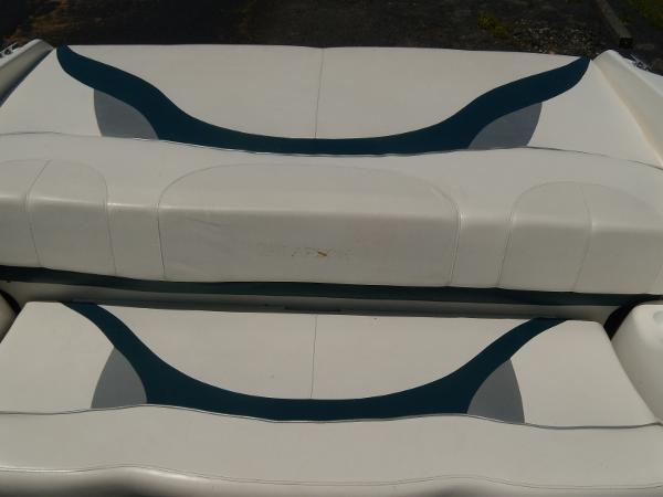 2000 Larson boat for sale, model of the boat is 220 & Image # 5 of 16