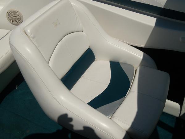 2000 Larson boat for sale, model of the boat is 220 & Image # 6 of 16