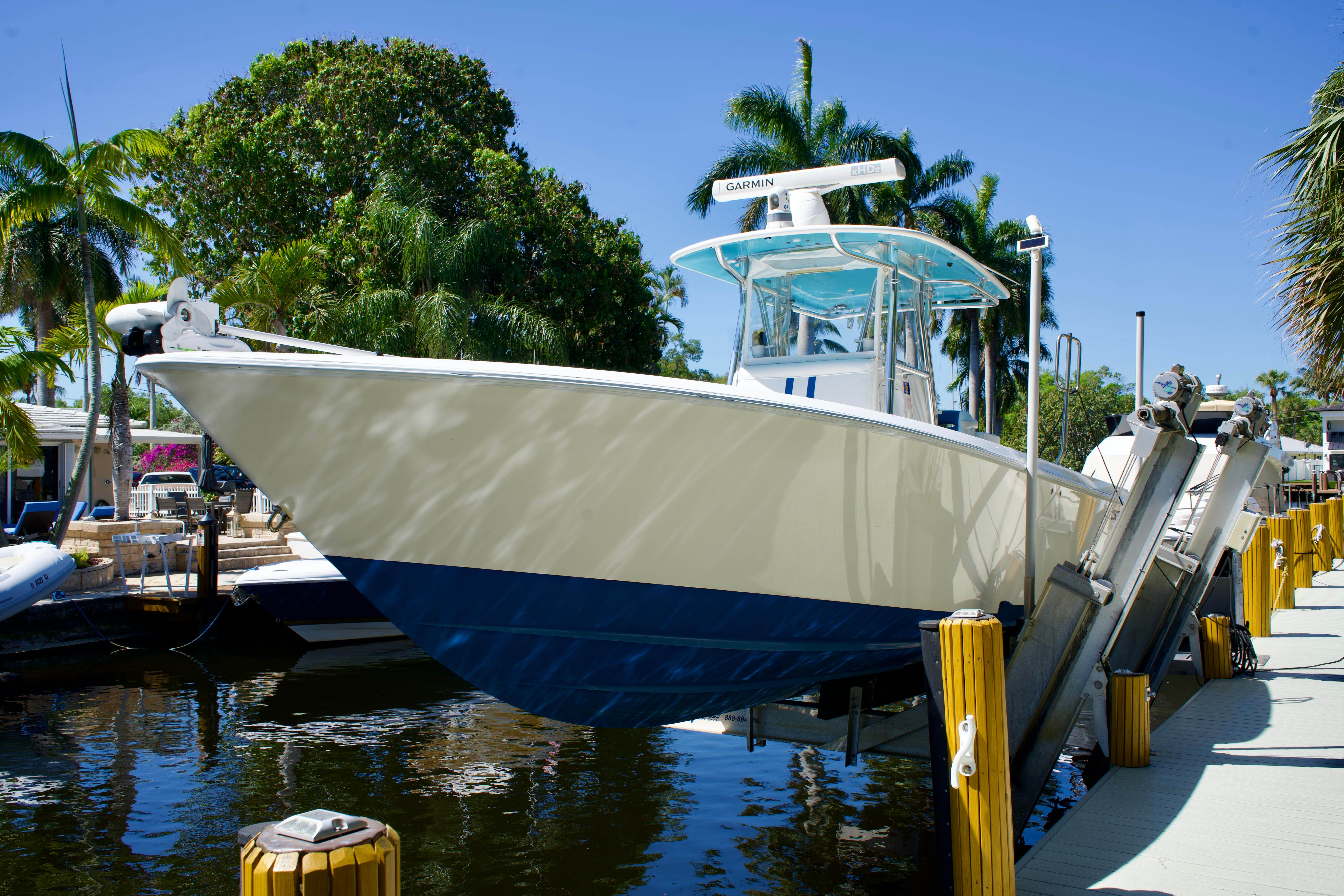 Contender 32 MH3 - Profile on Lift