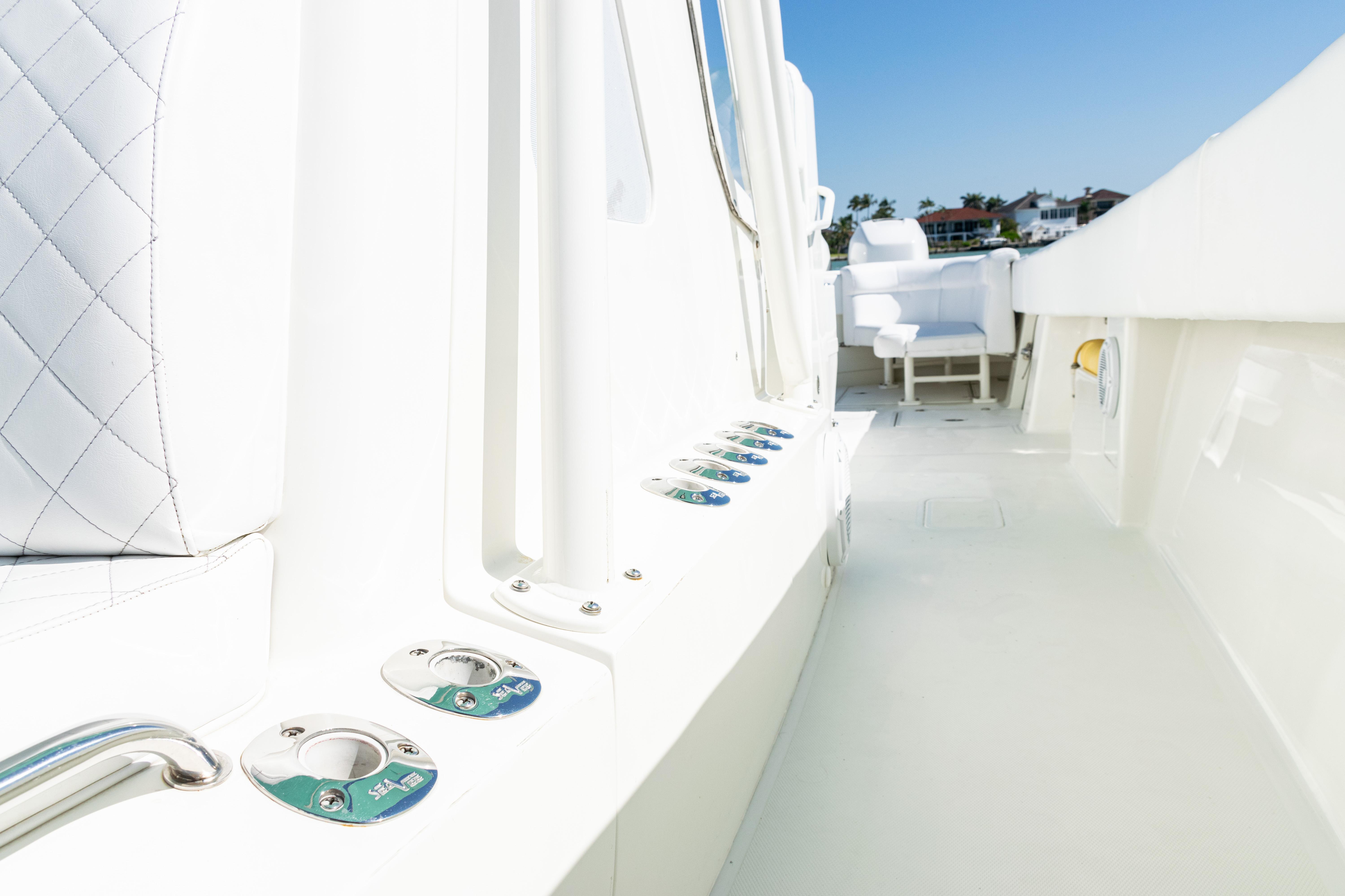 SeaVee-390Z 2015 -FL-US-2015 SeaVee 390Z boat deck with rod holders and seating, under clear blue sky.-9766060 | Thumbnail