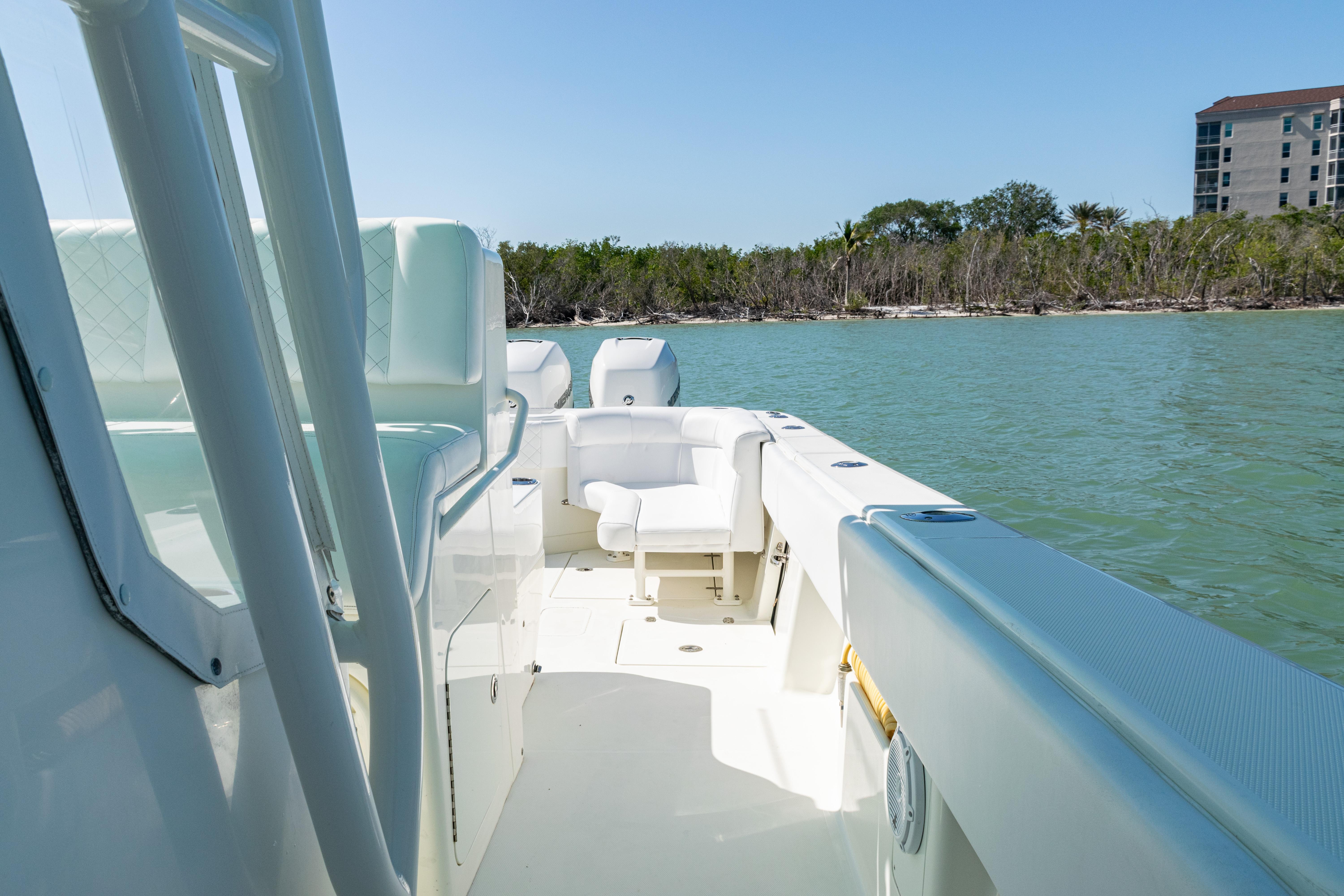 SeaVee-390Z 2015 -FL-US-2015 SeaVee 390Z boat on calm water, featuring spacious deck and seating.-9766060 | Thumbnail