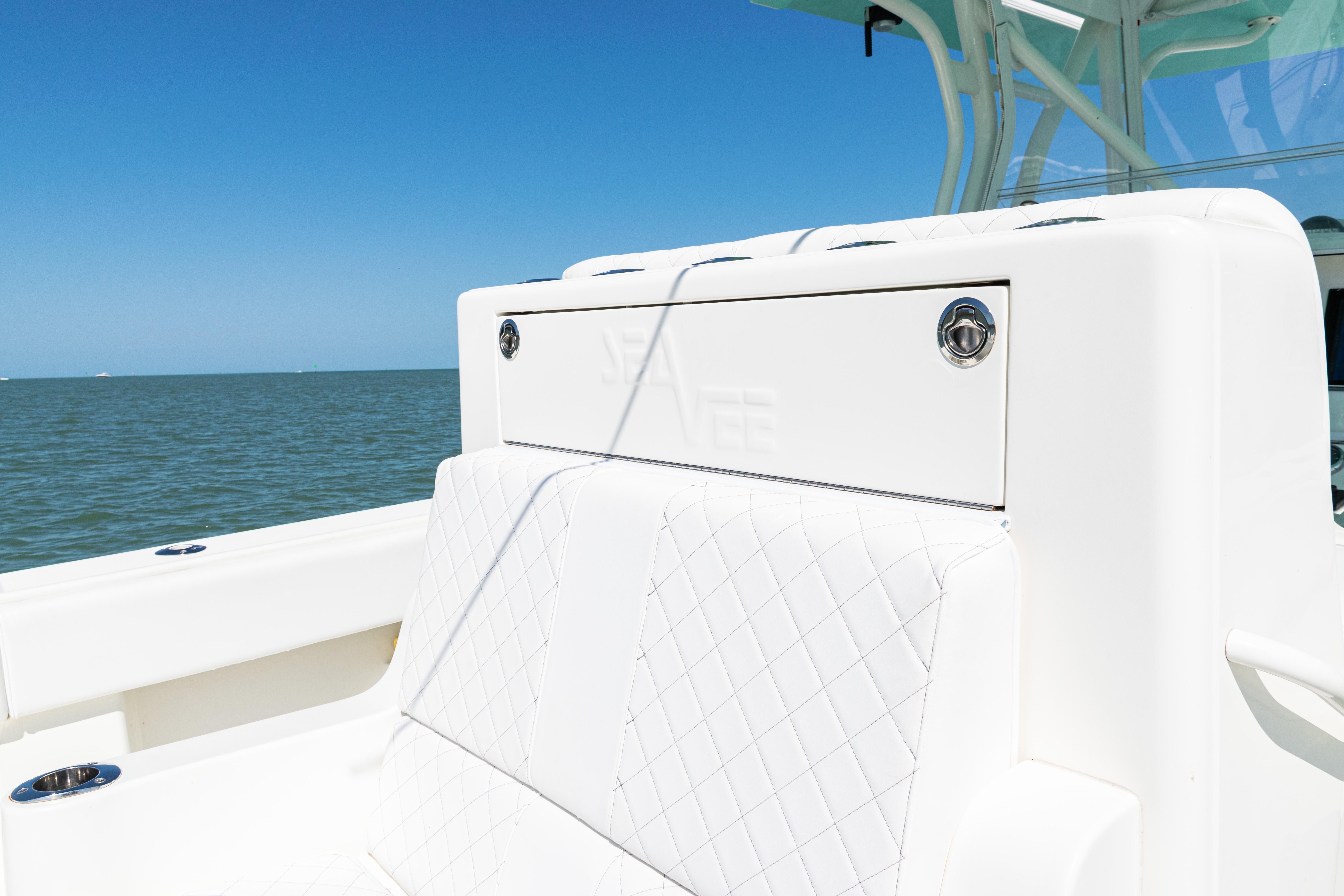 SeaVee-390Z 2015 -FL-US-2015 SeaVee 390Z boat with white seating, ocean backdrop, and clear blue sky.-9766060 | Thumbnail