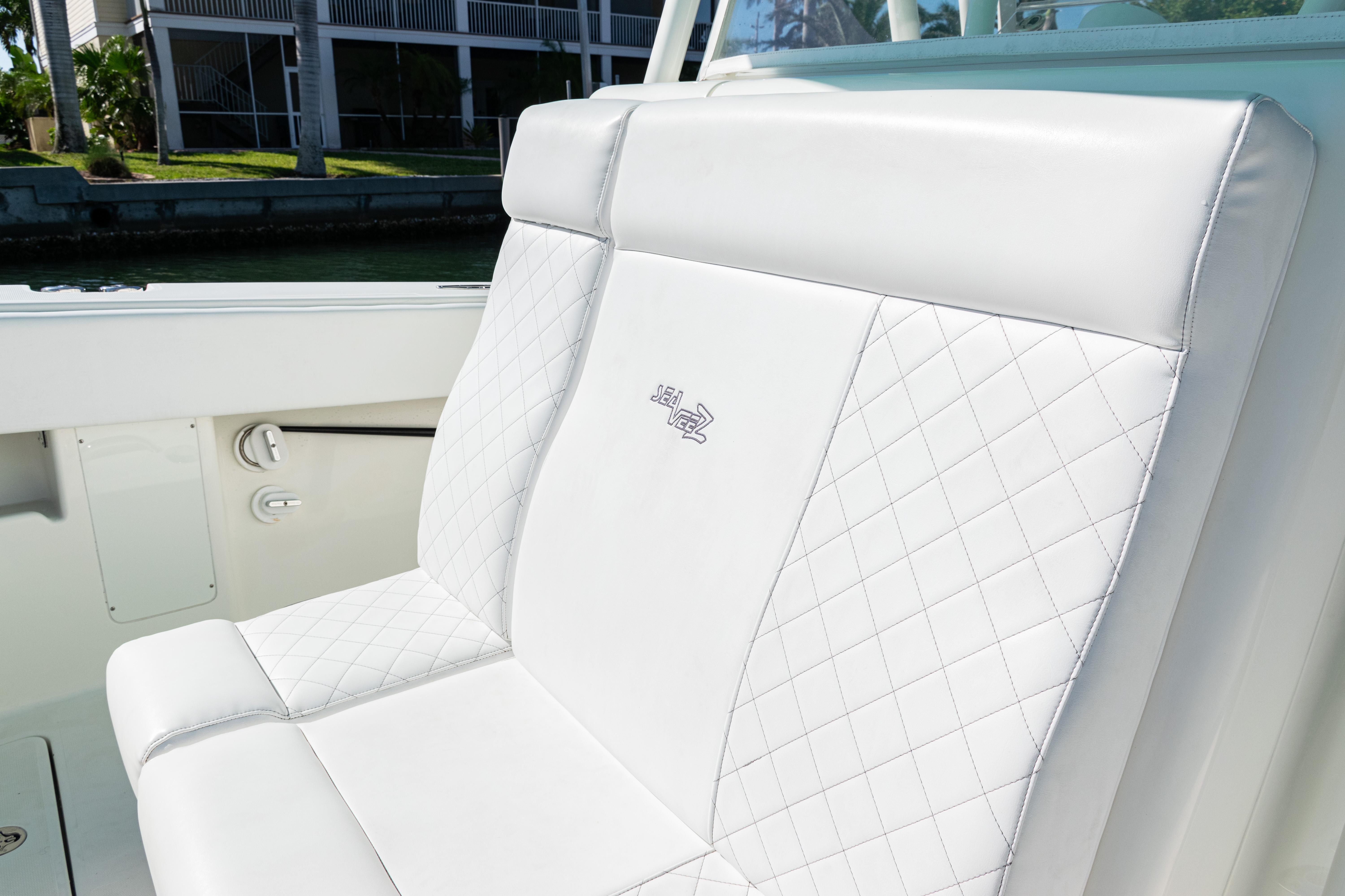 SeaVee-390Z 2015 -FL-US-White leather seating on 2015 SeaVee 390Z boat with quilted design.-9766060 | Thumbnail