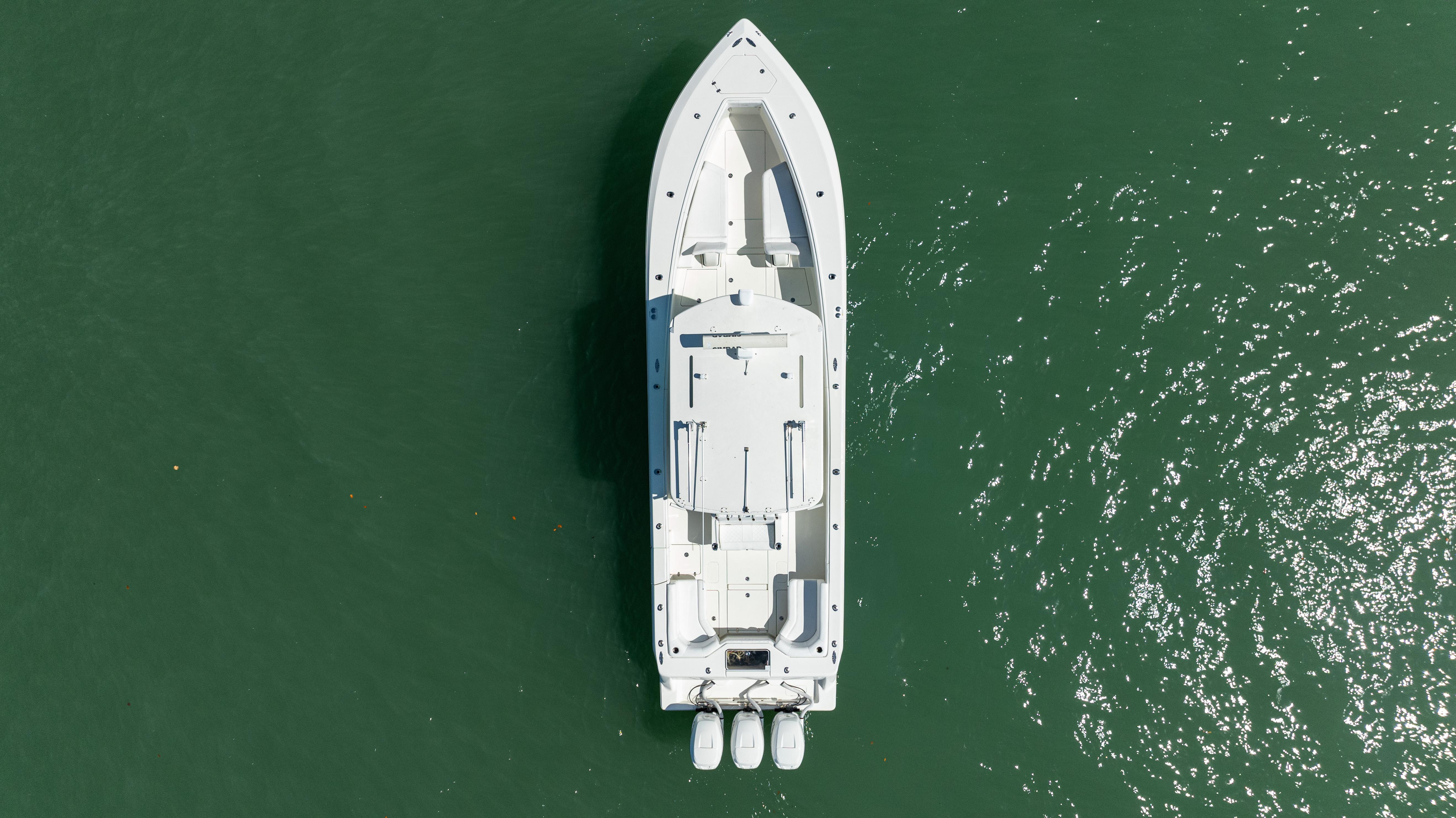 SeaVee-390Z 2015 -FL-US-Aerial view of 2015 SeaVee 390Z boat on green water.-9766060 | Thumbnail