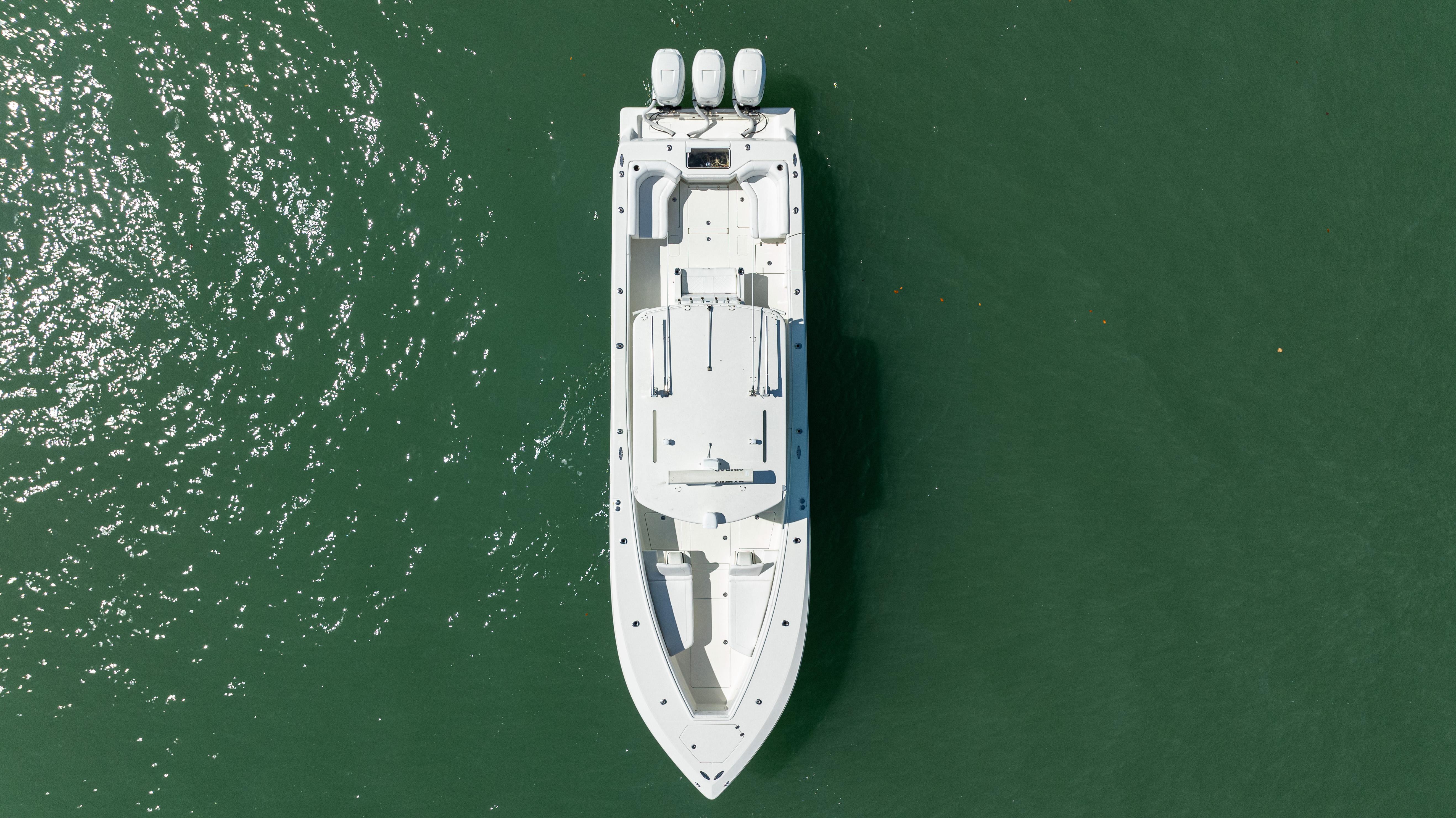 SeaVee-390Z 2015 -FL-US-Aerial view of 2015 SeaVee 390Z boat on green water.-9766060