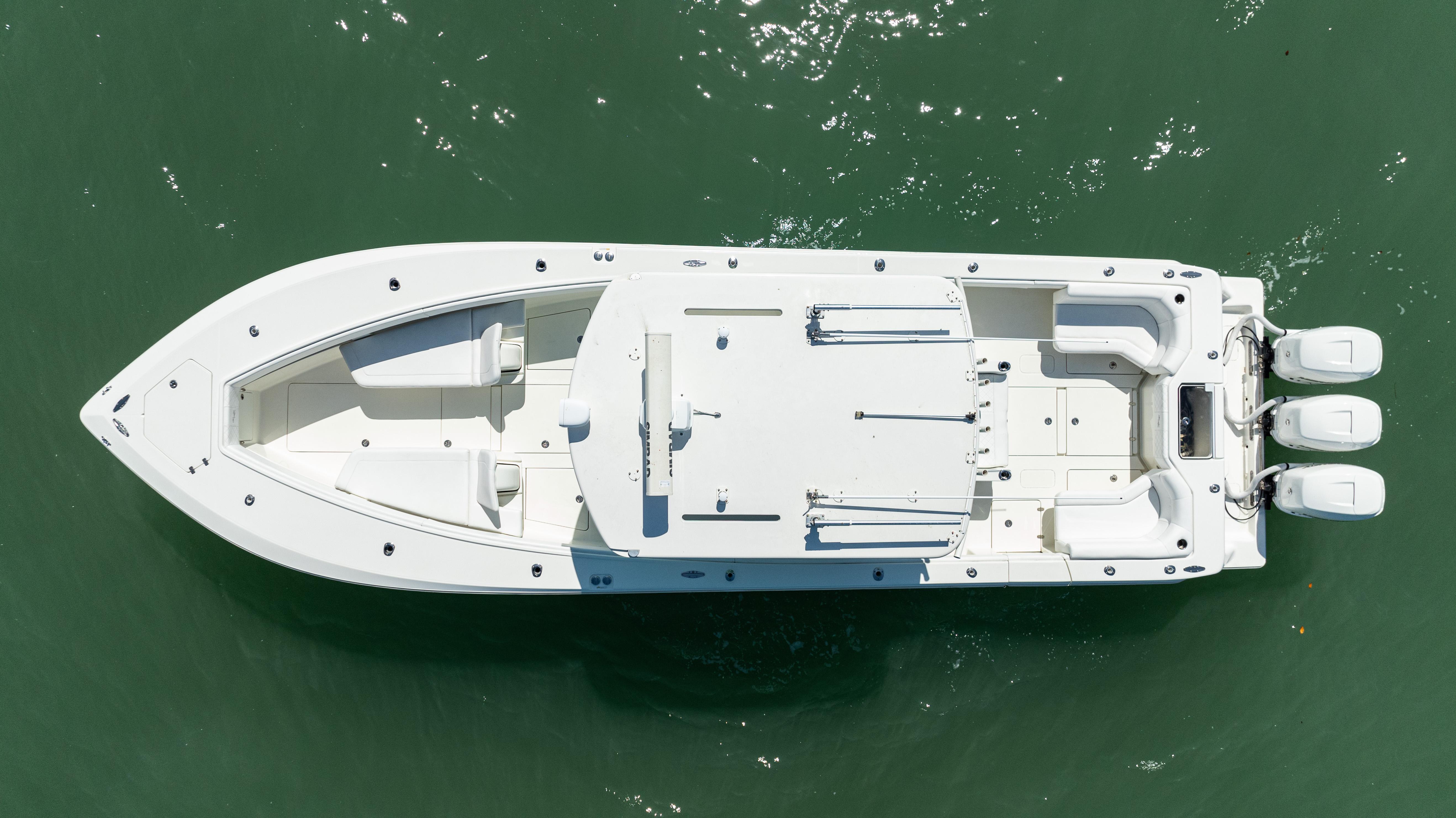 SeaVee-390Z 2015 -FL-US-Overhead view of 2015 SeaVee 390Z boat with triple engines on green water.-9766060 | Thumbnail