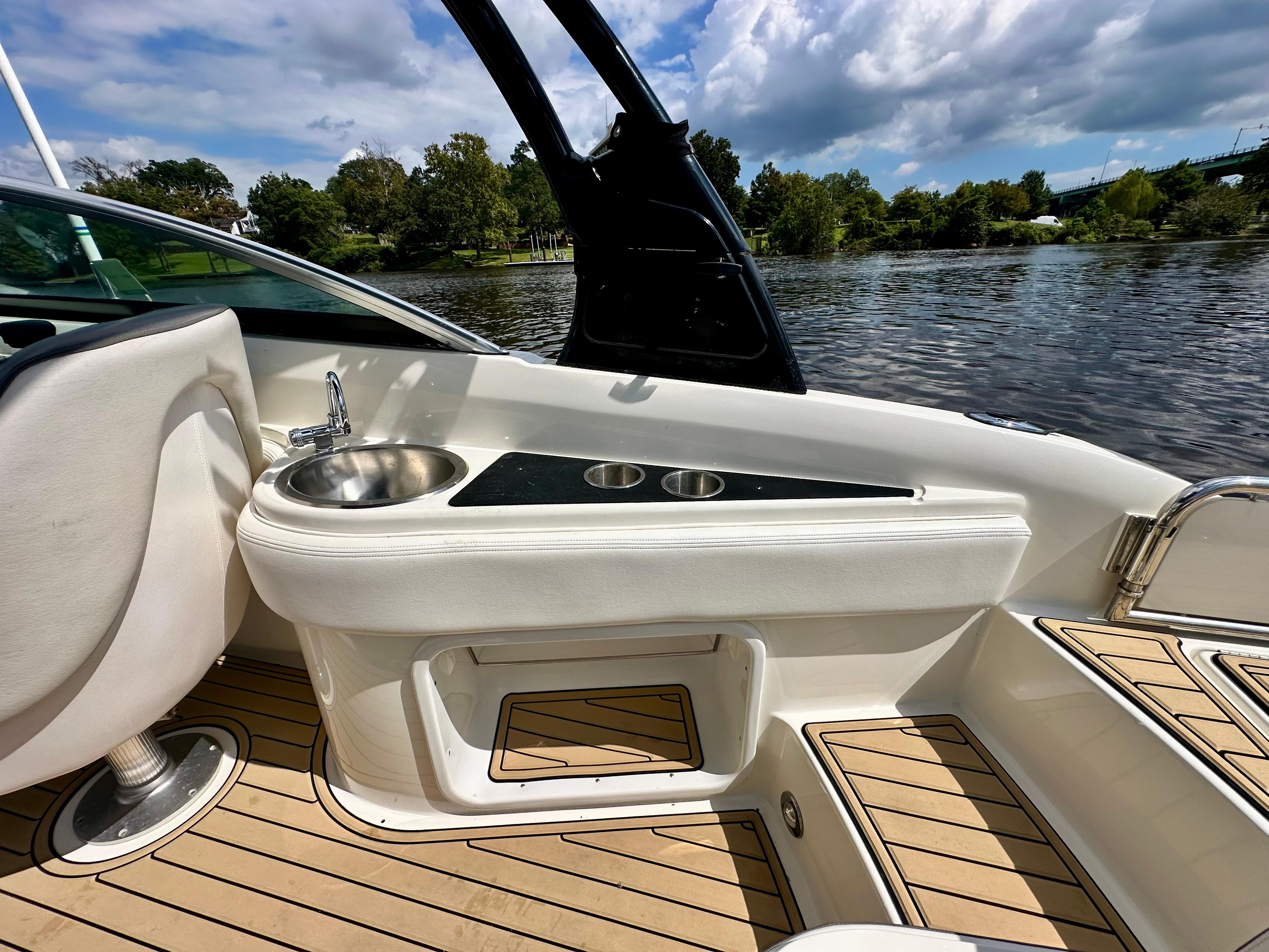 2012 Sea Ray 240 Sundeck