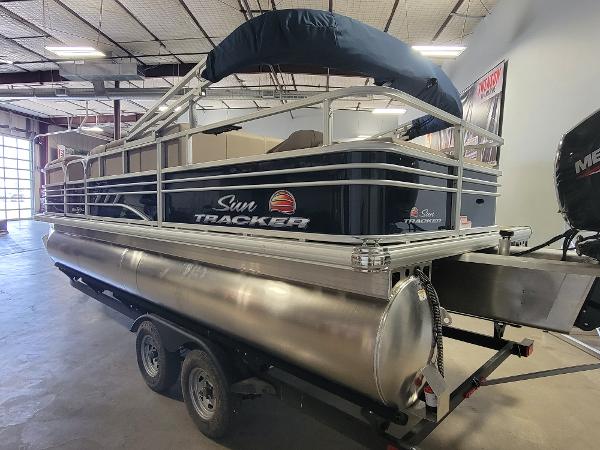2021 Sun Tracker boat for sale, model of the boat is SportFish 22 DLX & Image # 4 of 14