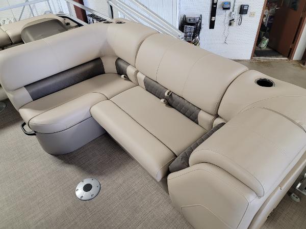 2021 Sun Tracker boat for sale, model of the boat is SportFish 22 DLX & Image # 10 of 14