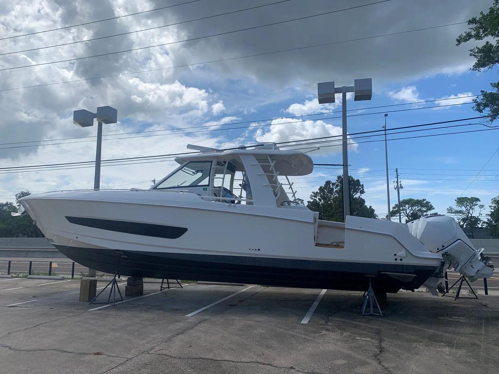  Yacht Photos Pics 2020-BOSTON-WHALER-420-OUTRAGE