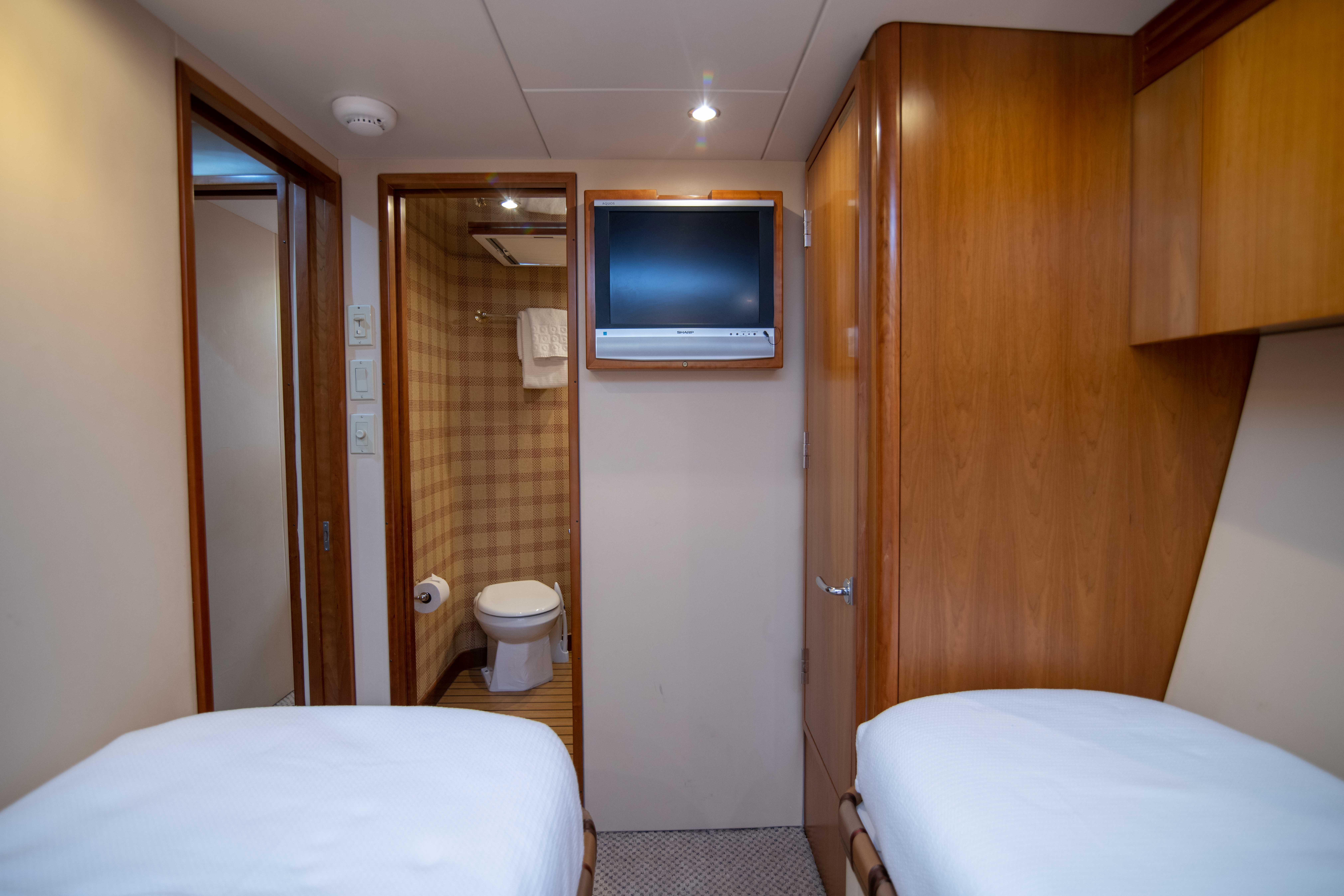 Hatteras 68 Iona Louise - Guest Stateroom, Side by Side Berths