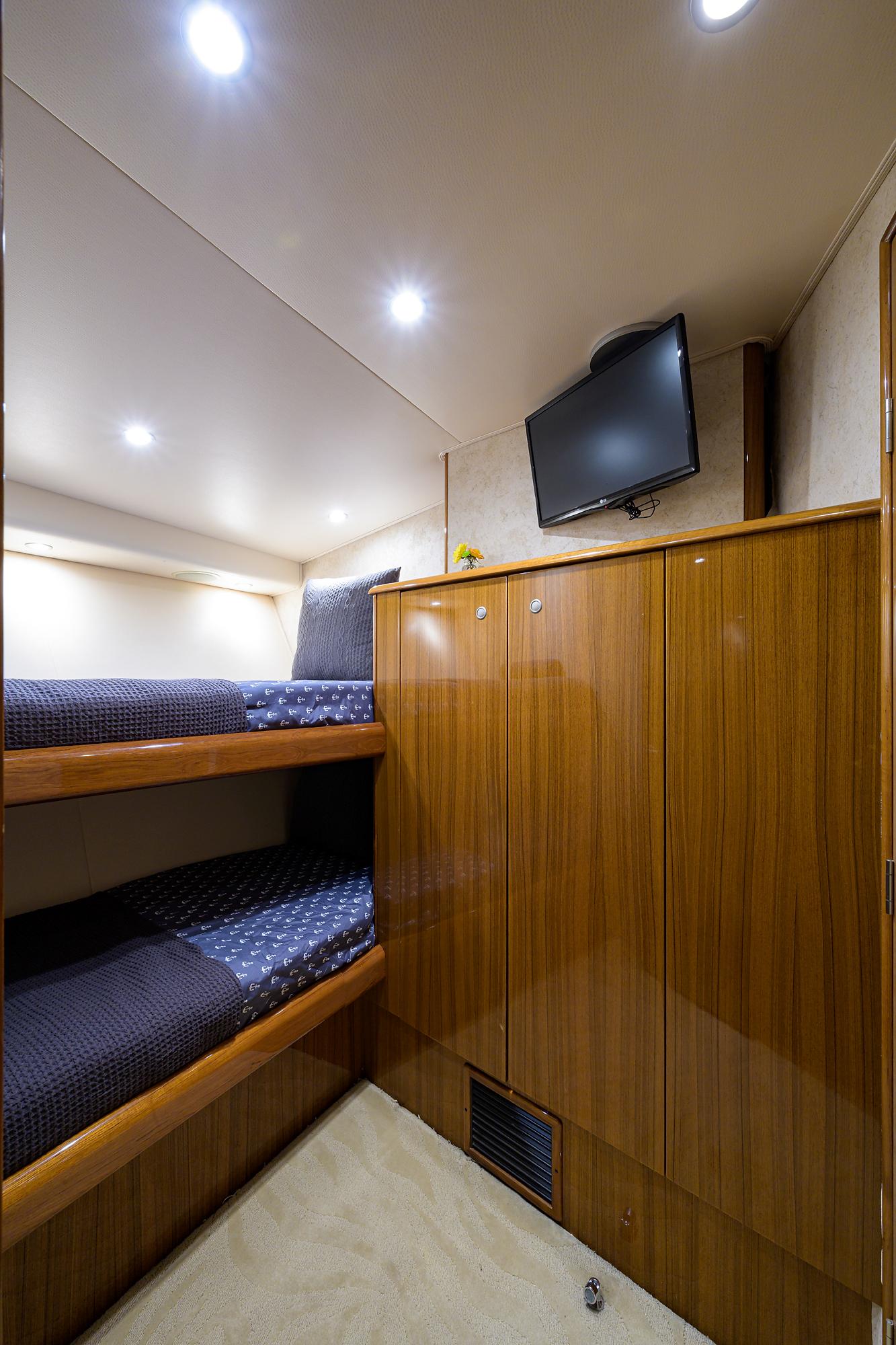 Viking 74 KNOT RACING - Port Guest Stateroom