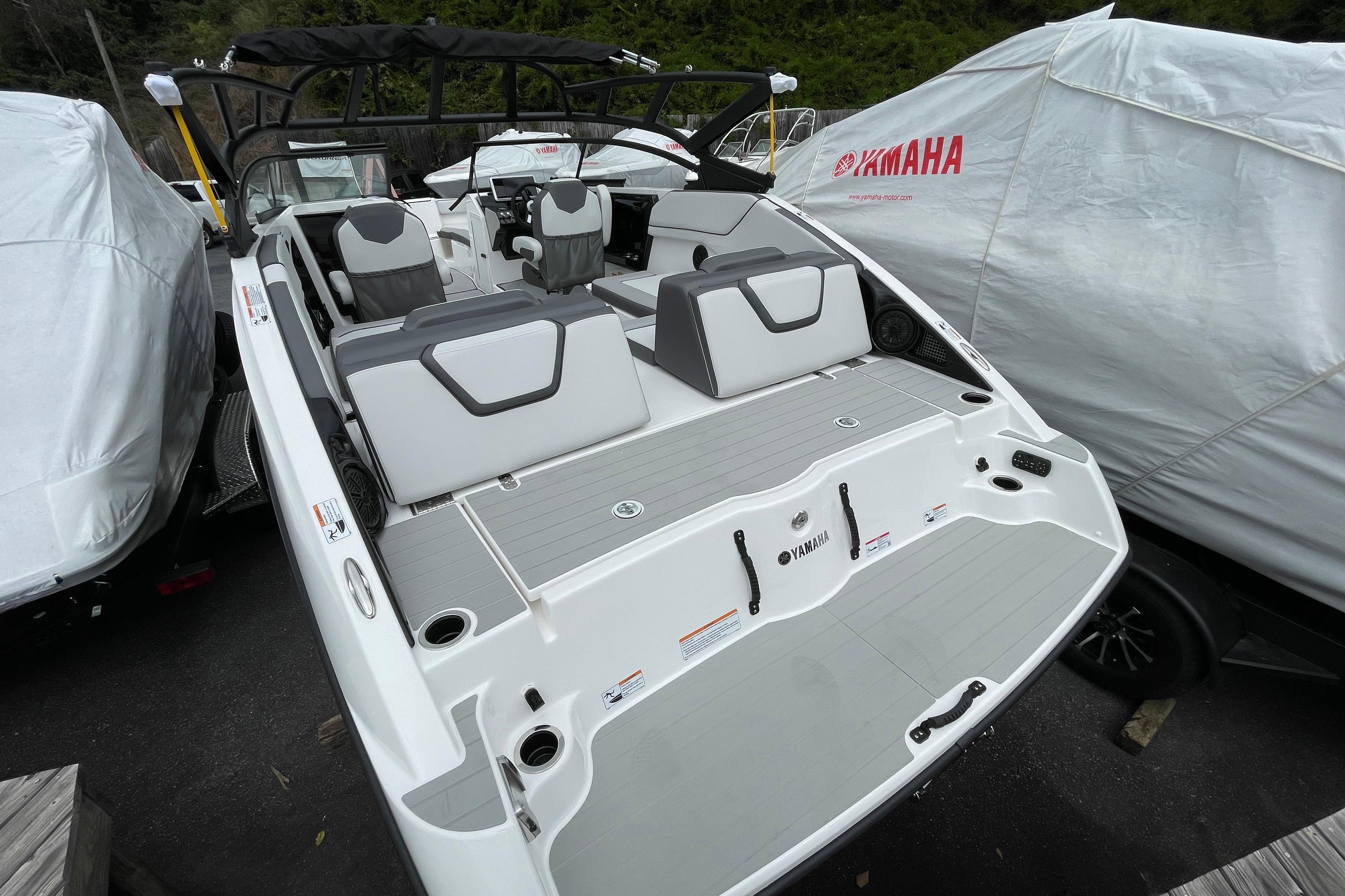 2026 Yamaha AR250 boat with sleek design and spacious seating.