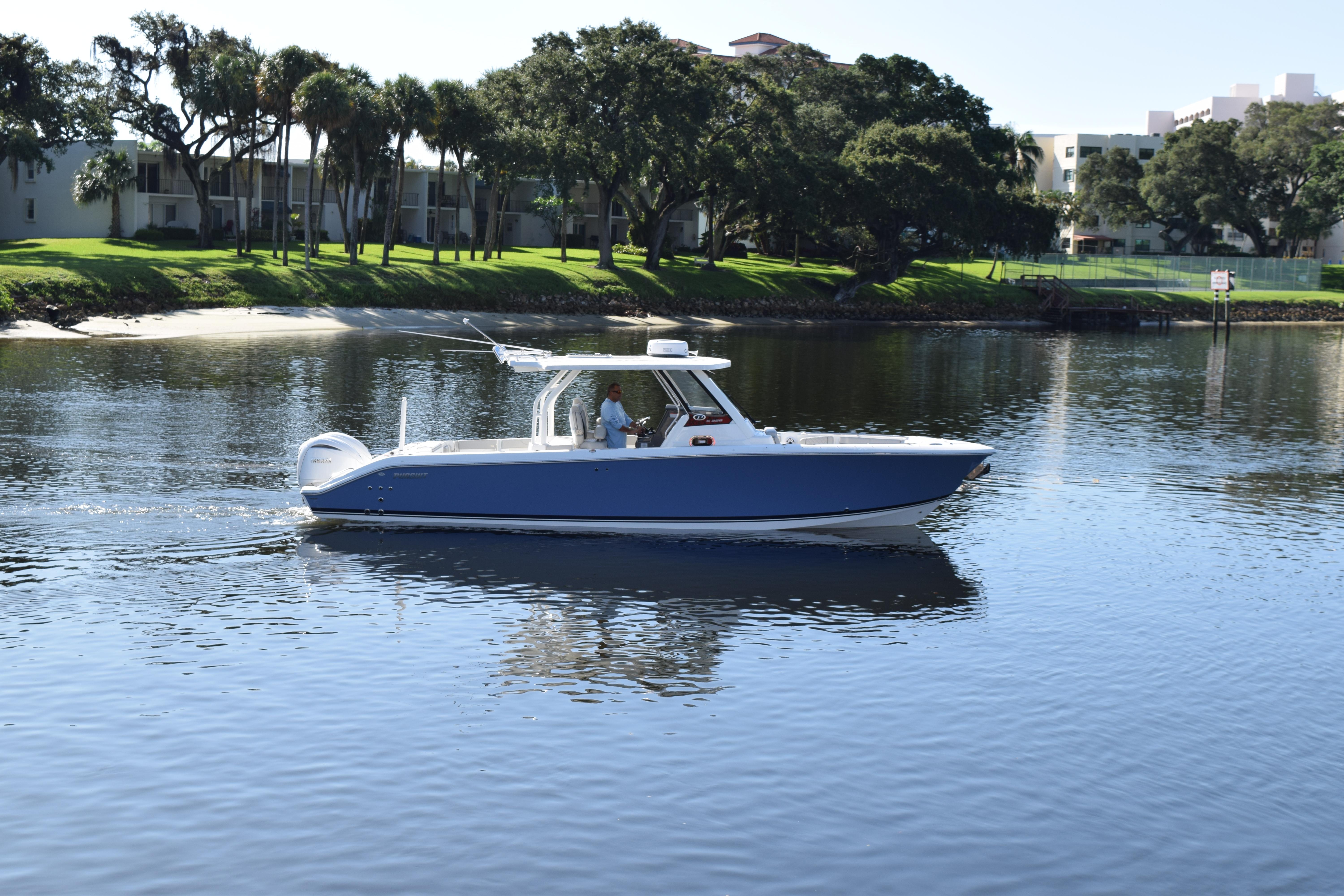 Pursuit 32 - Exterior Profile